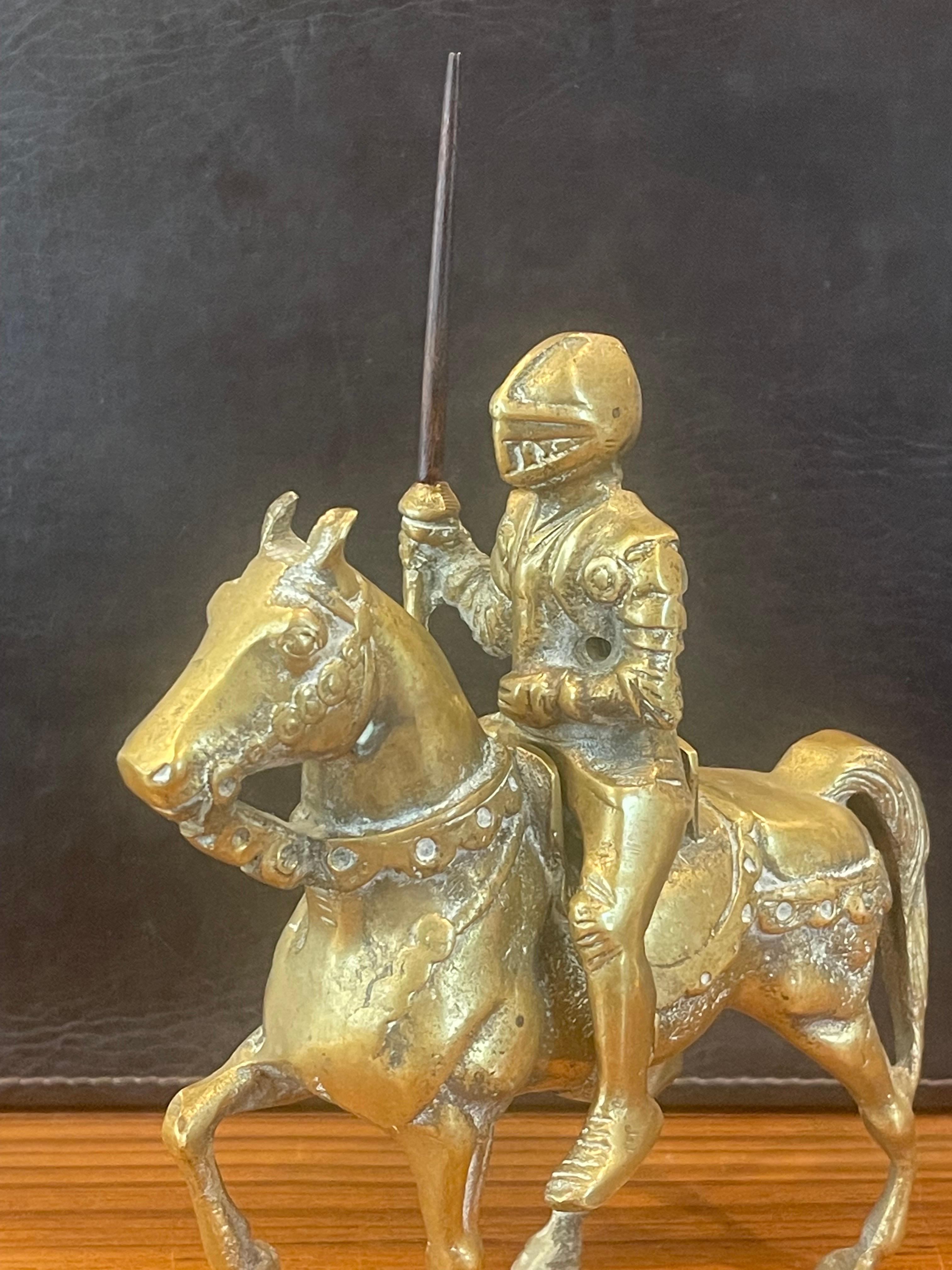 Solide Cast Messing Mittelalterliche gepanzerte Ritter auf Pferd Skulptur (Gegossen) im Angebot