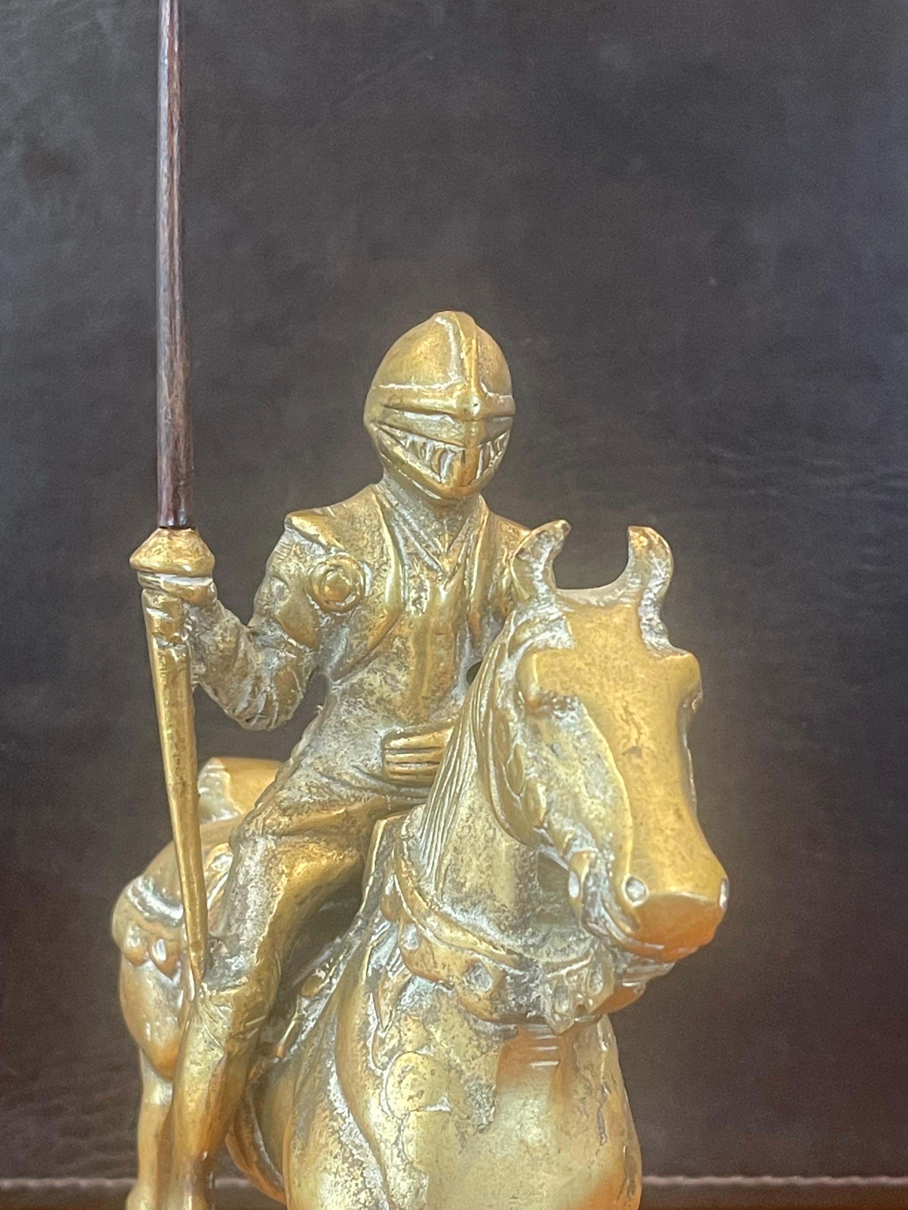 Solide Cast Messing Mittelalterliche gepanzerte Ritter auf Pferd Skulptur im Zustand „Gut“ im Angebot in San Diego, CA