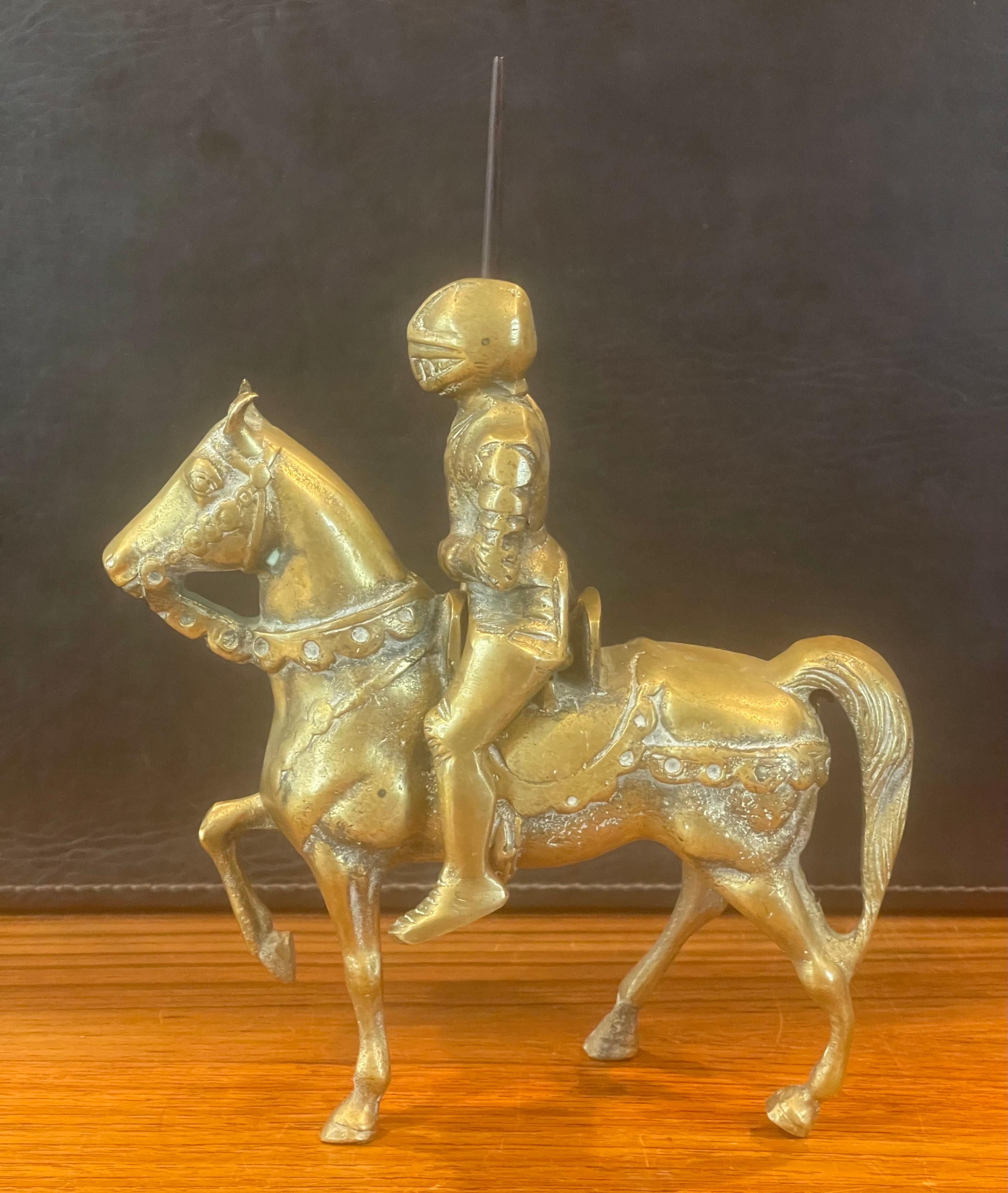 Solide Cast Messing Mittelalterliche gepanzerte Ritter auf Pferd Skulptur (20. Jahrhundert) im Angebot