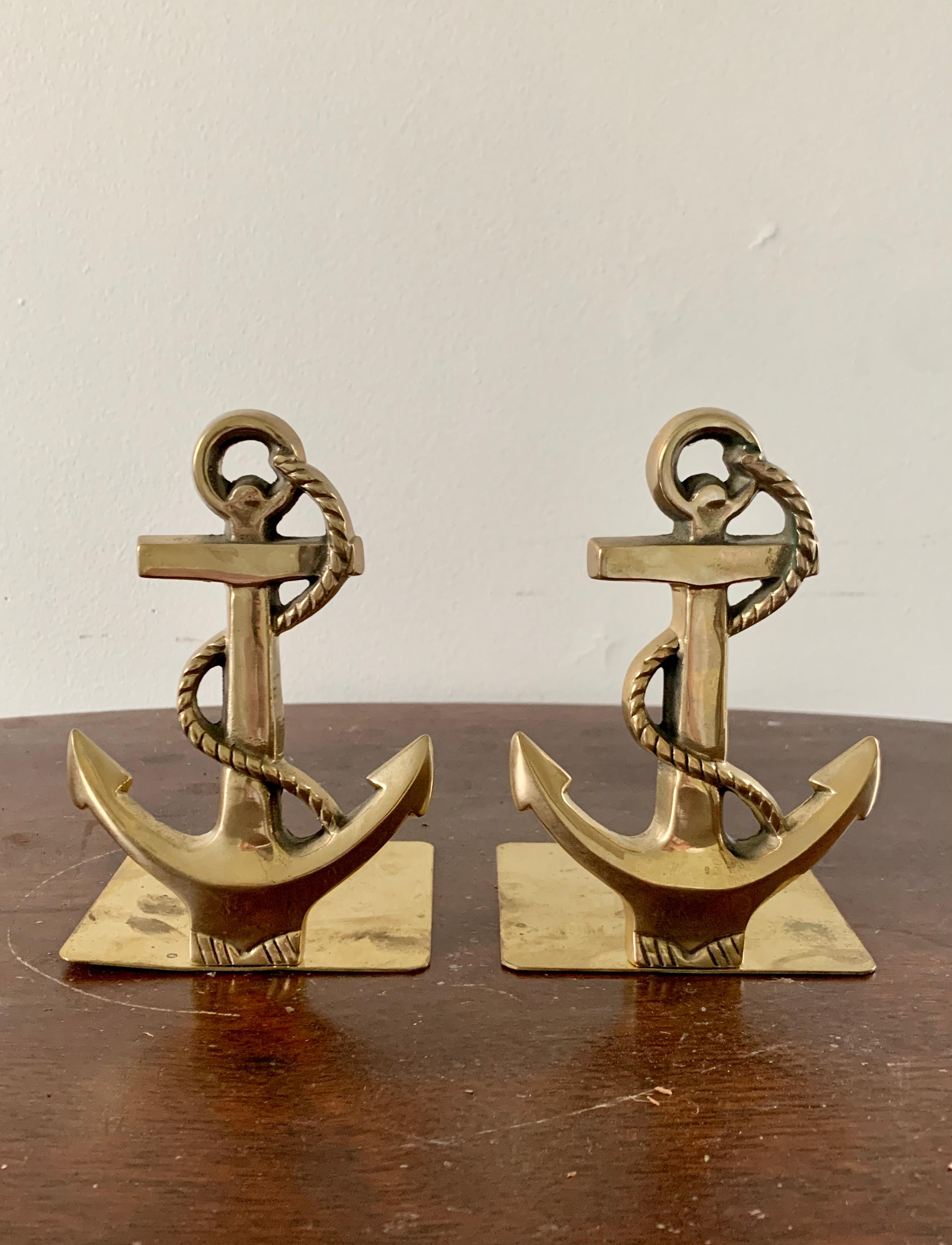 A charming pair of cast solid brass nautical anchor bookends. Perfect for your Nantucket, Cape, or Hamptons home! 

USA, Late-20th century

Measures: 4