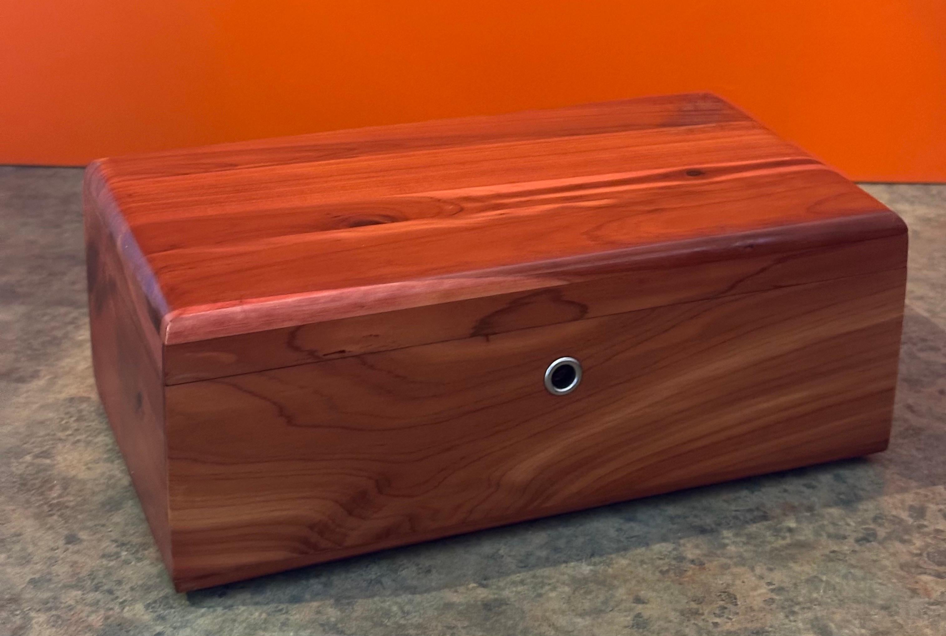 Caja de baratijas con tapa de cedro macizo by Lane Furniture en venta 4