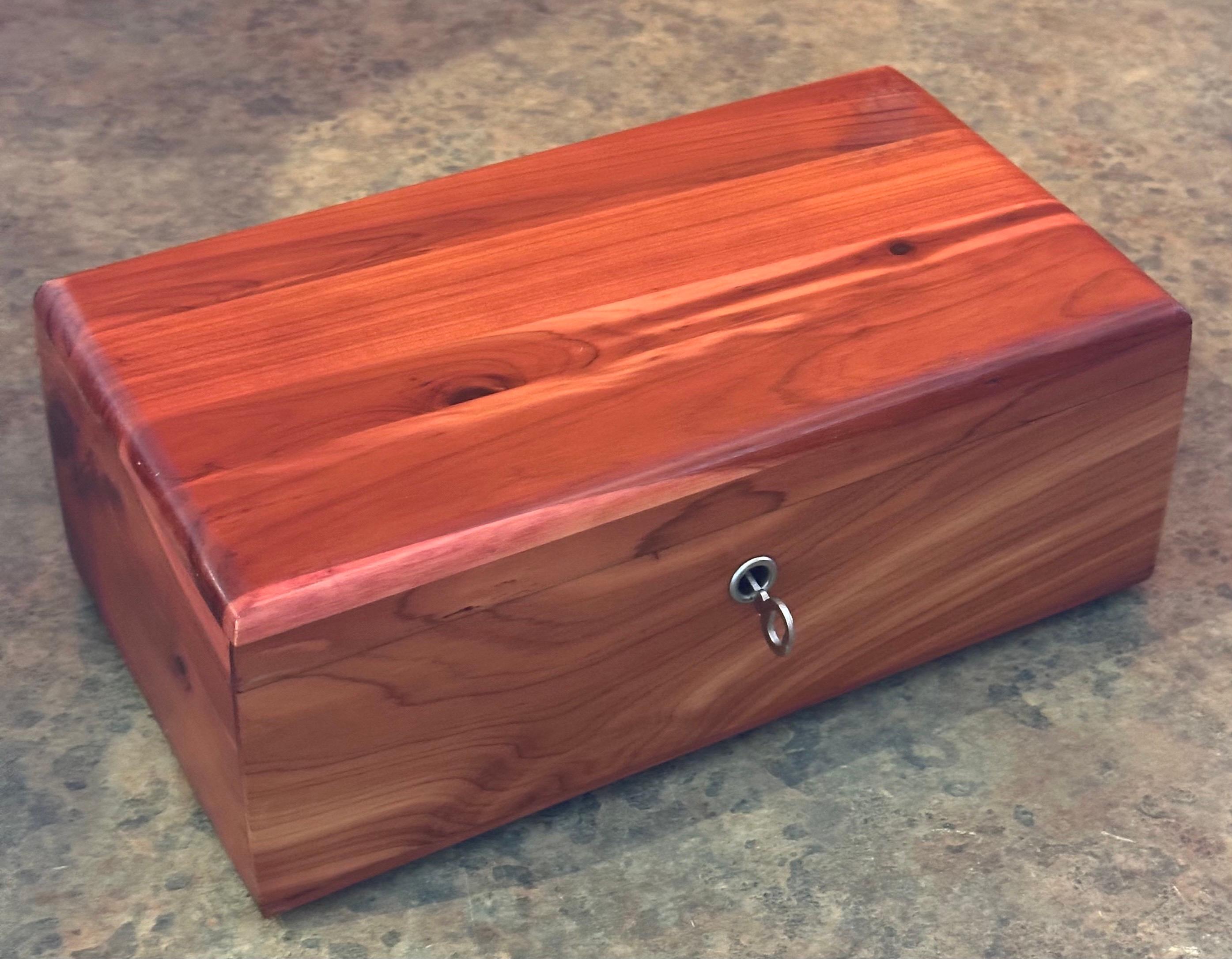 Caja de baratijas con tapa de cedro macizo by Lane Furniture en venta 7