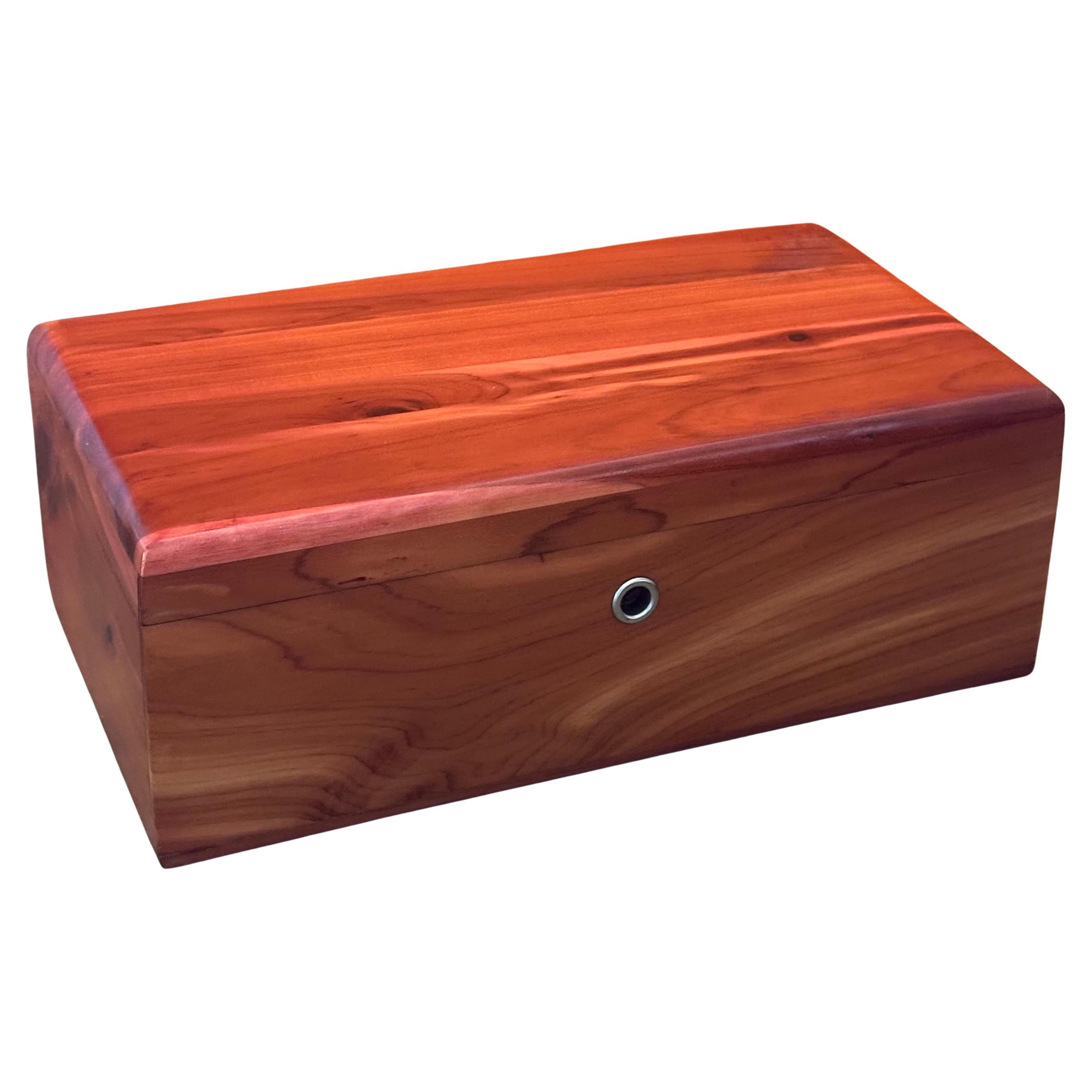 Una divertida caja de cedro macizo de Lane Furniture Company, de hacia la década de 1990. La pieza está en muy buen estado vintage y mide 9