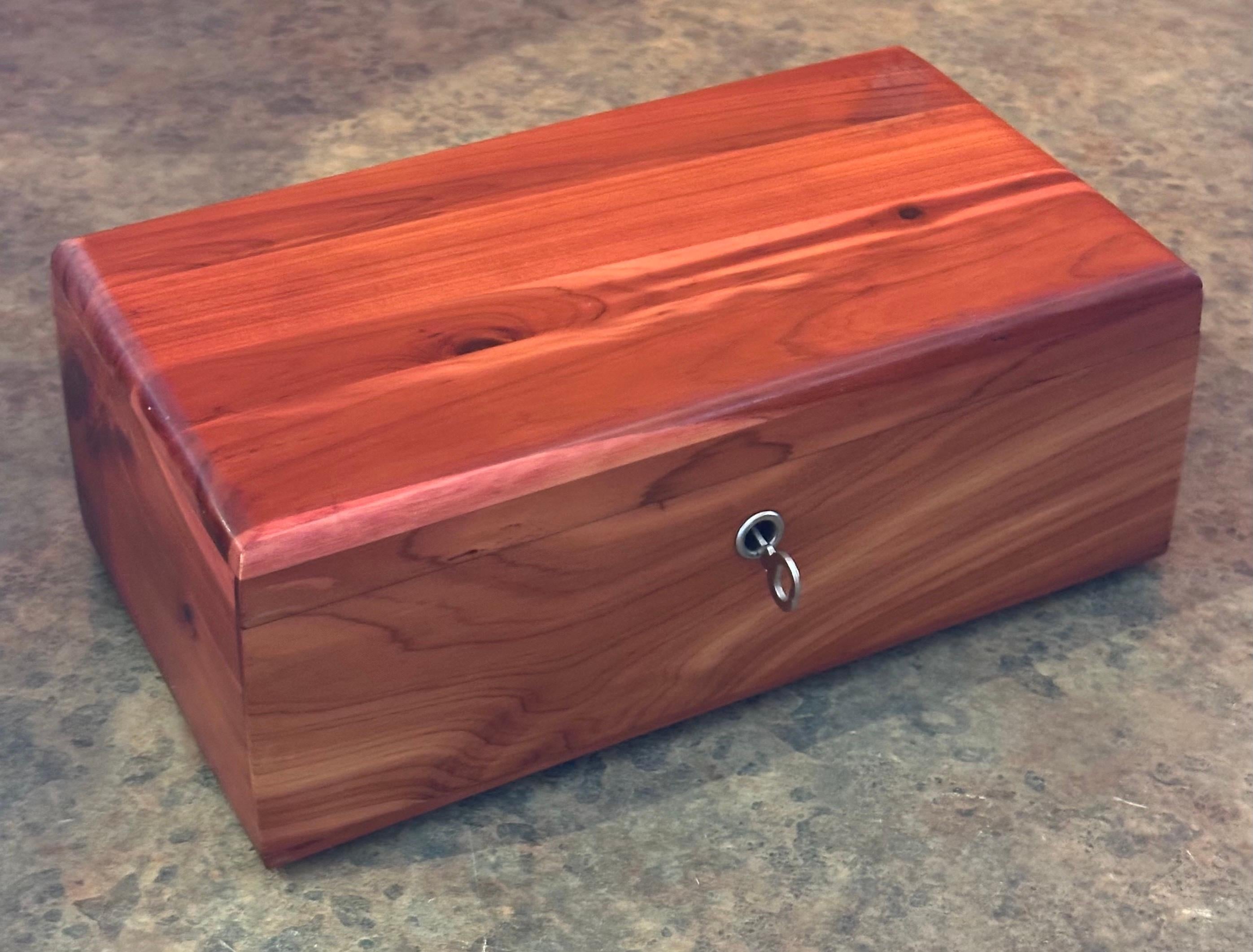 Caja de baratijas con tapa de cedro macizo by Lane Furniture en Bueno estado para la venta en San Diego, CA