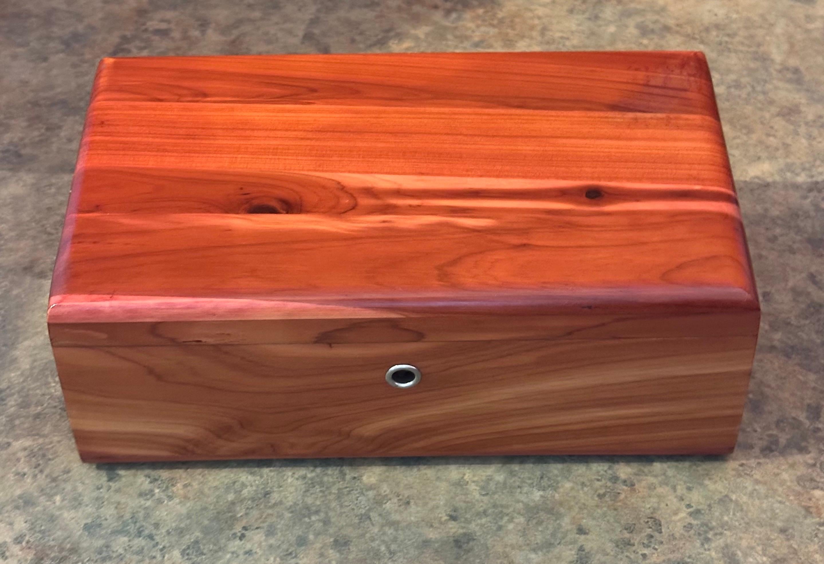 Caja de baratijas con tapa de cedro macizo by Lane Furniture siglo XX en venta