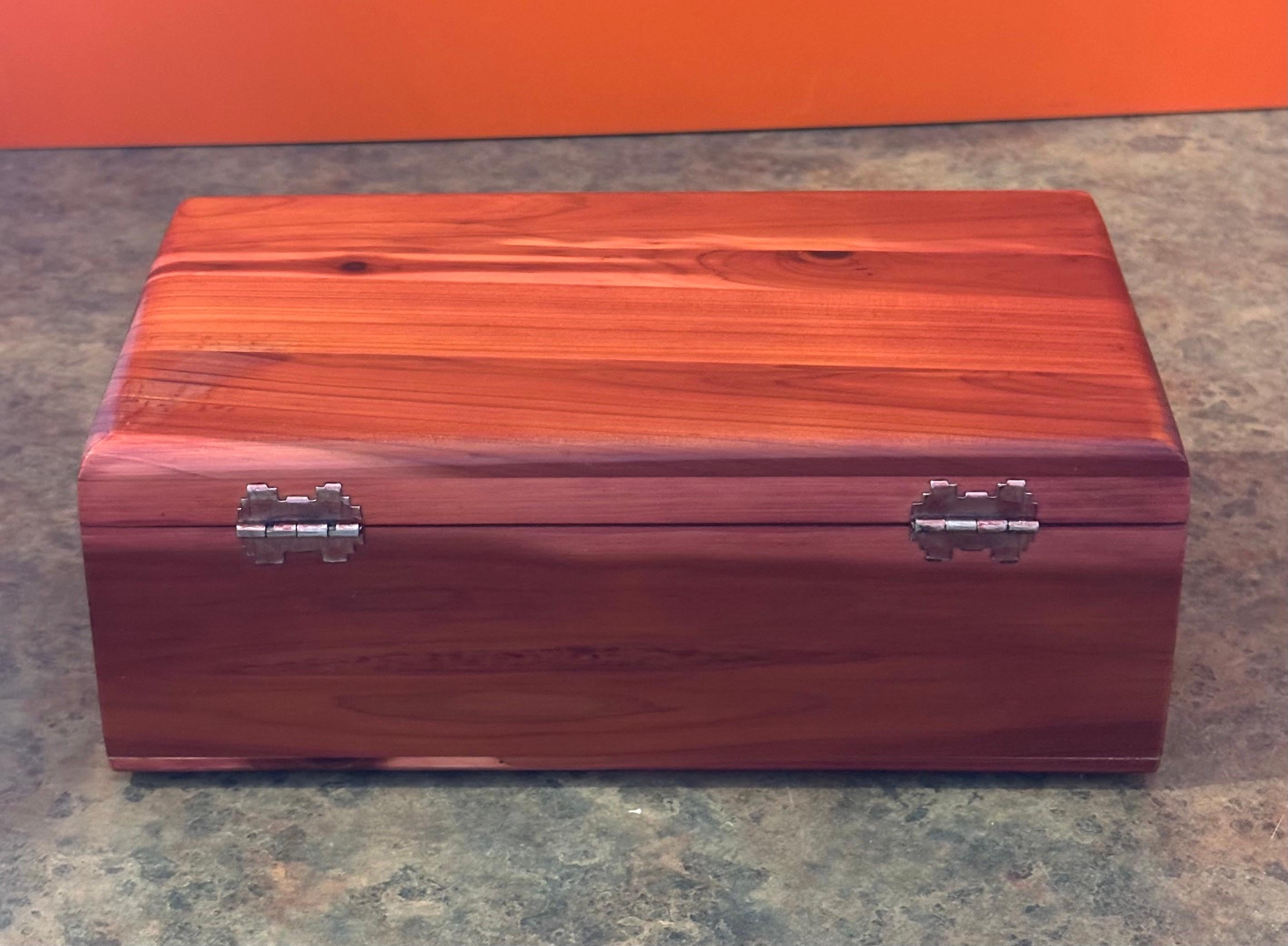 Caja de baratijas con tapa de cedro macizo by Lane Furniture en venta 1