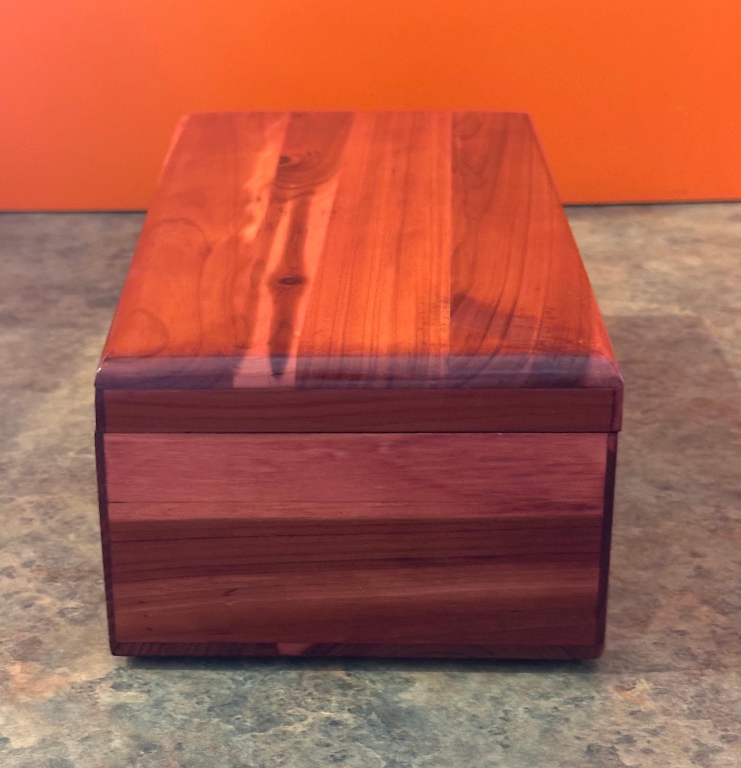 Caja de baratijas con tapa de cedro macizo by Lane Furniture en venta 2