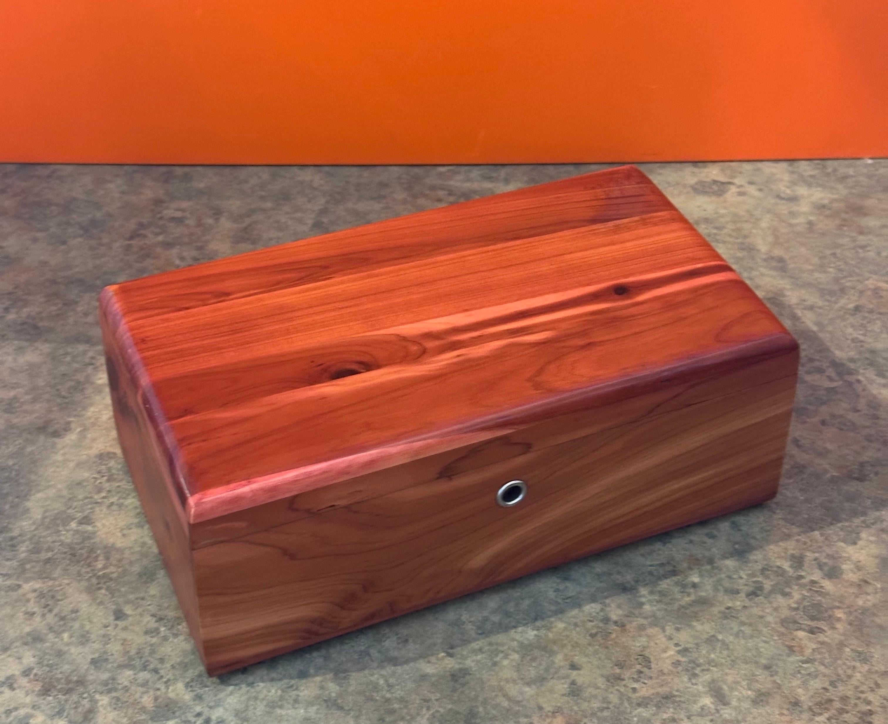Caja de baratijas con tapa de cedro macizo by Lane Furniture en venta 3