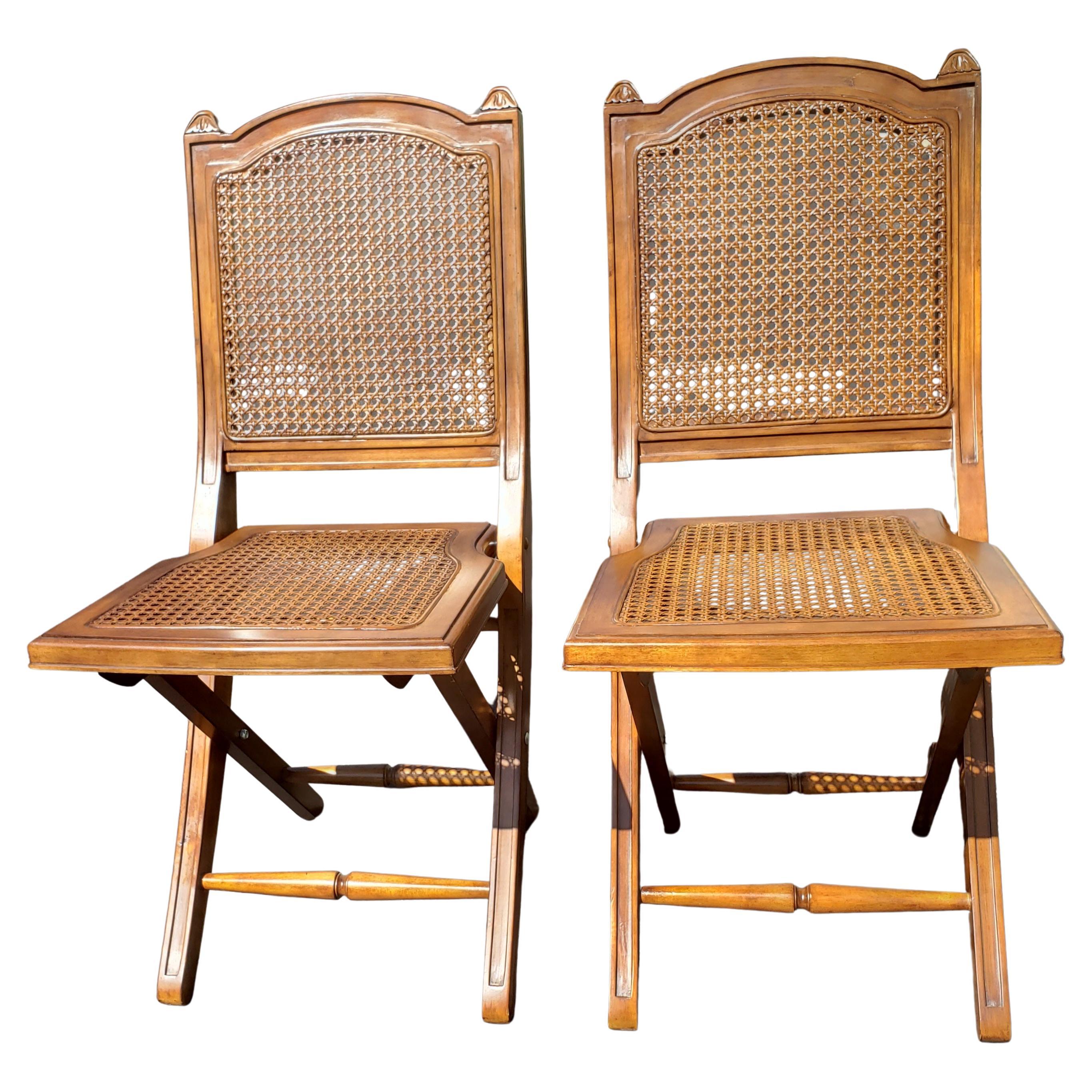 Paire de chaises pliantes en cerisier massif et rotin avec assise et dossier en rotin et coussins en vente 2