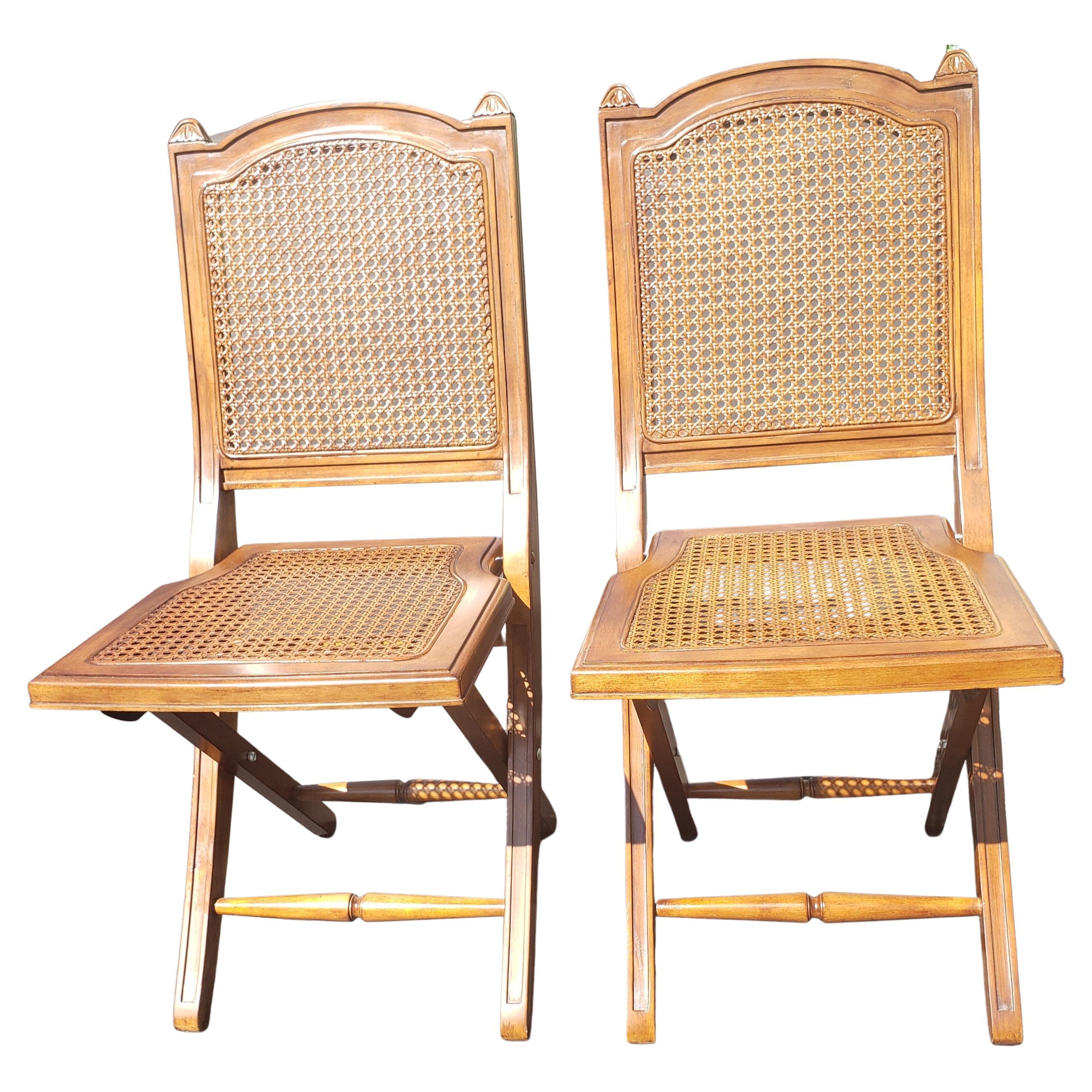 Mid-Century Modern Paire de chaises pliantes en cerisier massif et rotin avec assise et dossier en rotin et coussins en vente