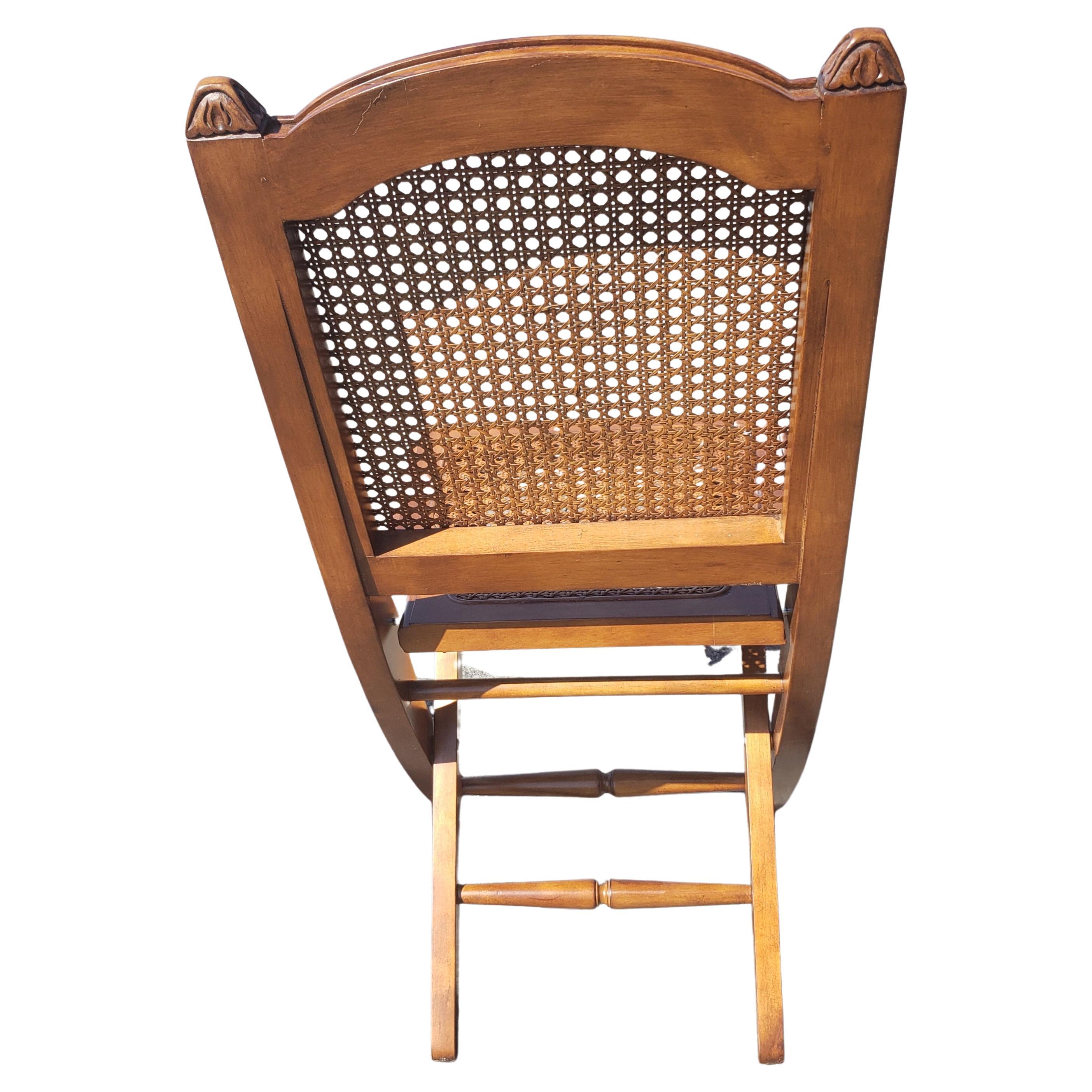 20ième siècle Paire de chaises pliantes en cerisier massif et rotin avec assise et dossier en rotin et coussins en vente