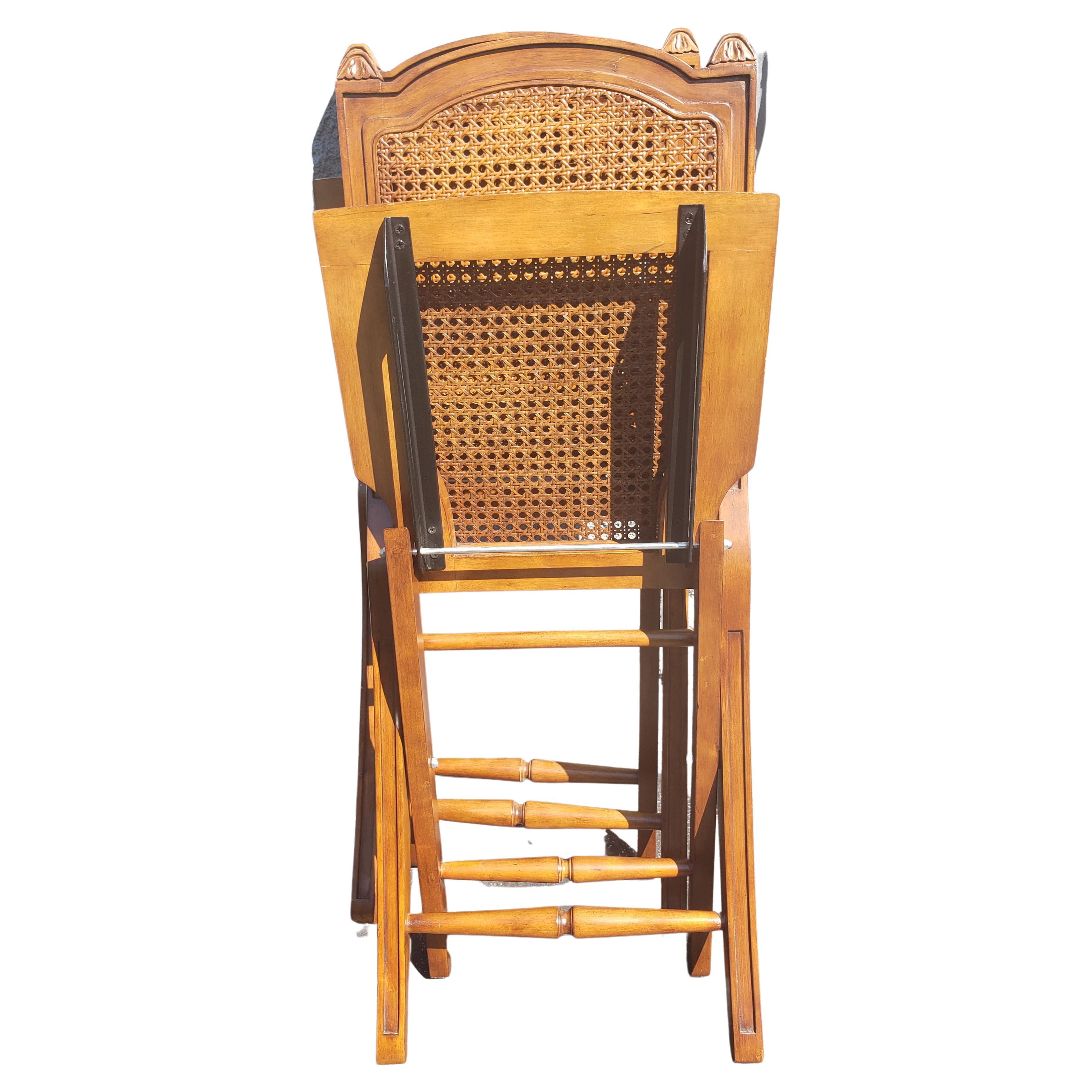 Paire de chaises pliantes en cerisier massif et rotin avec assise et dossier en rotin et coussins en vente 1