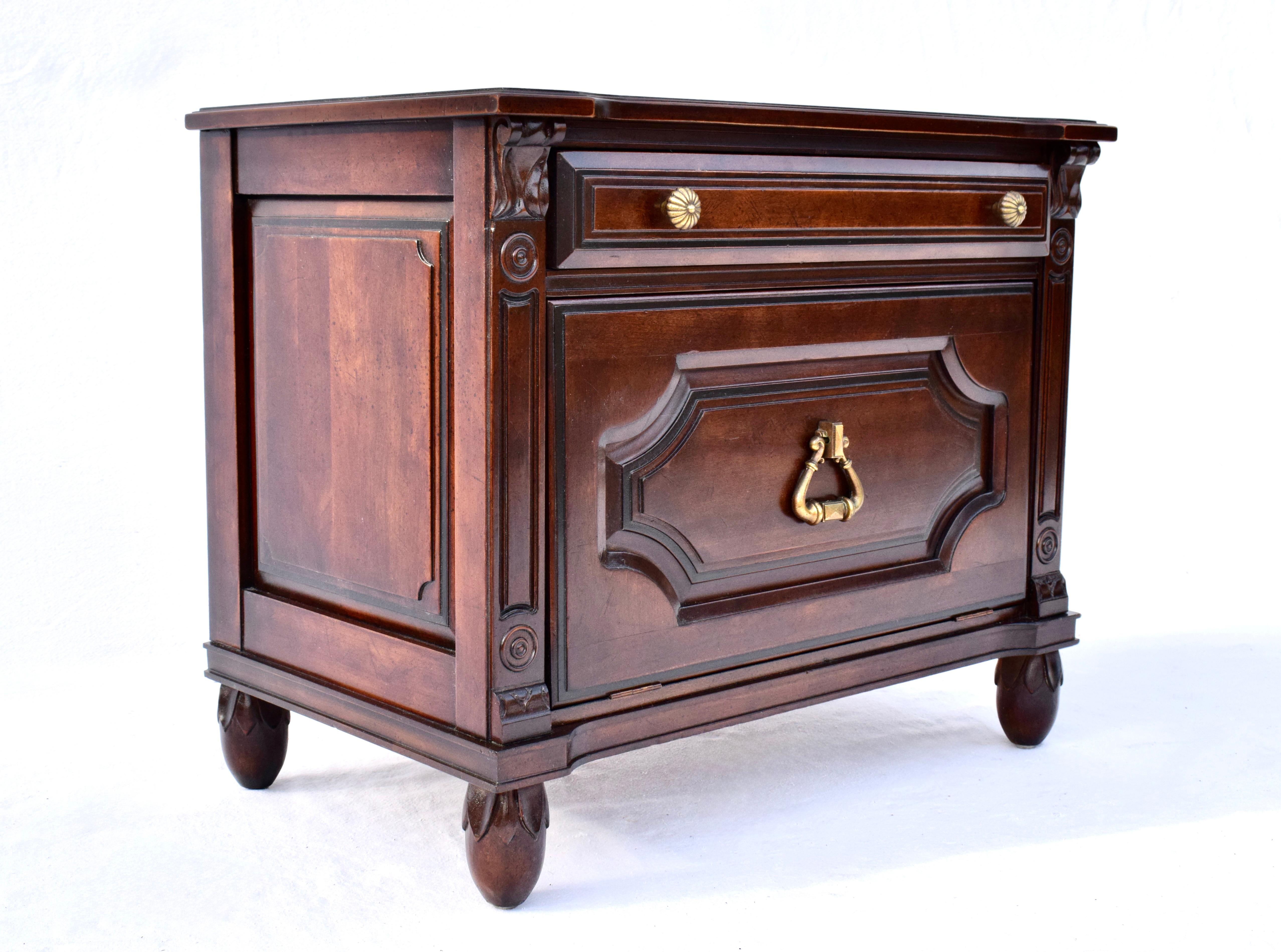 Tables de nuit en cerisier massif par Davis Cabinet Company en vente 4