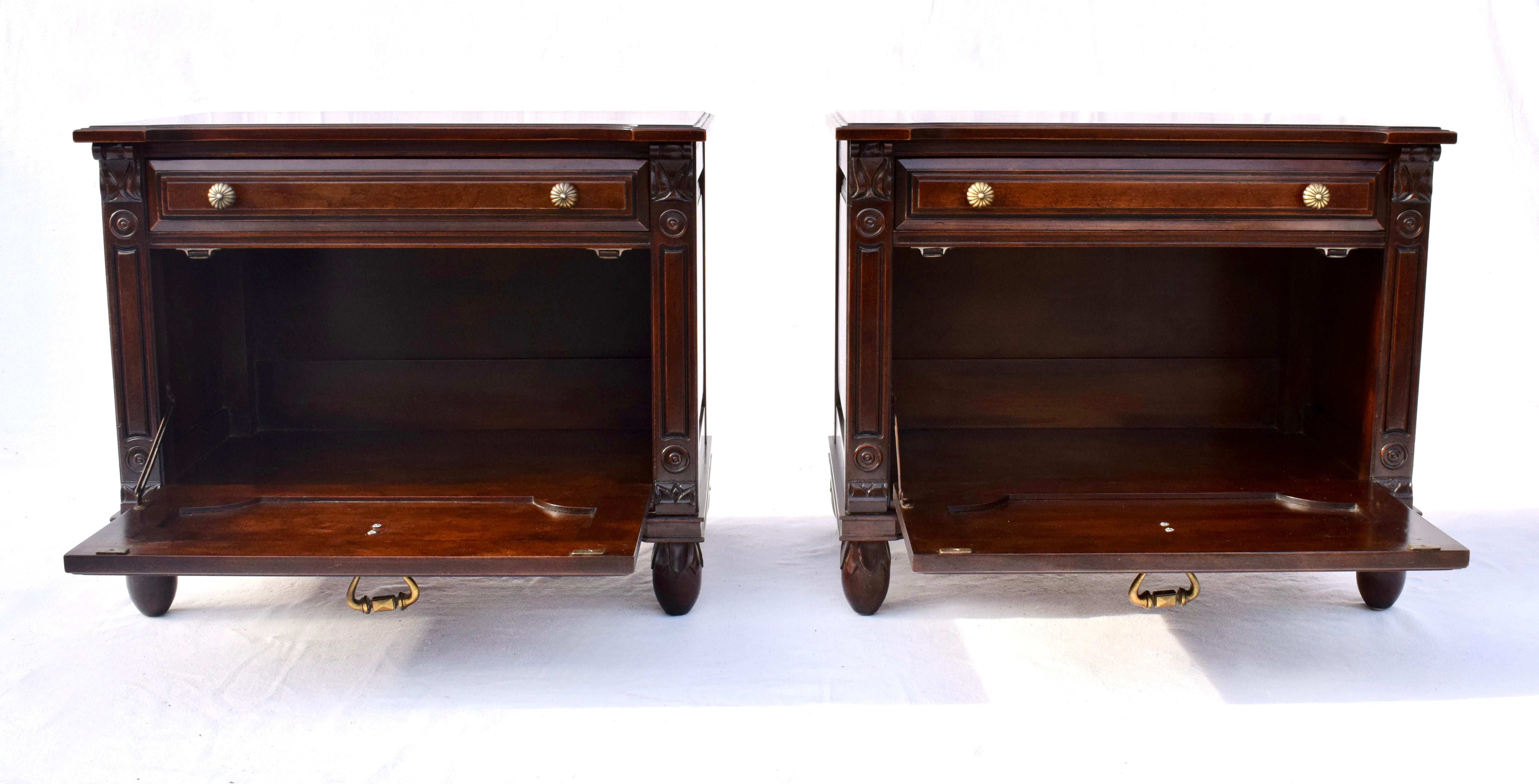 Renaissance Tables de nuit en cerisier massif par Davis Cabinet Company en vente