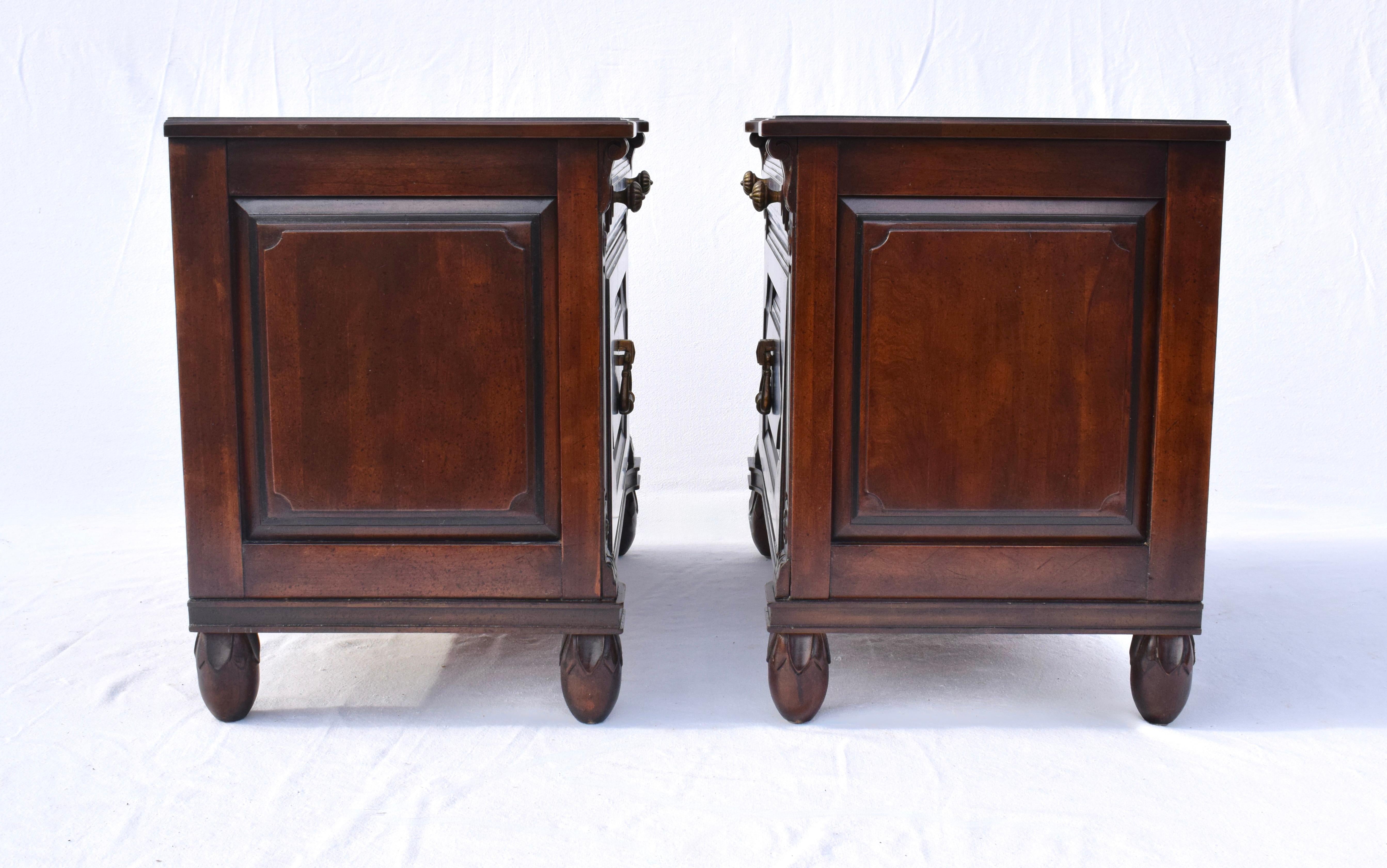 Tables de nuit en cerisier massif par Davis Cabinet Company Bon état - En vente à Southampton, NJ