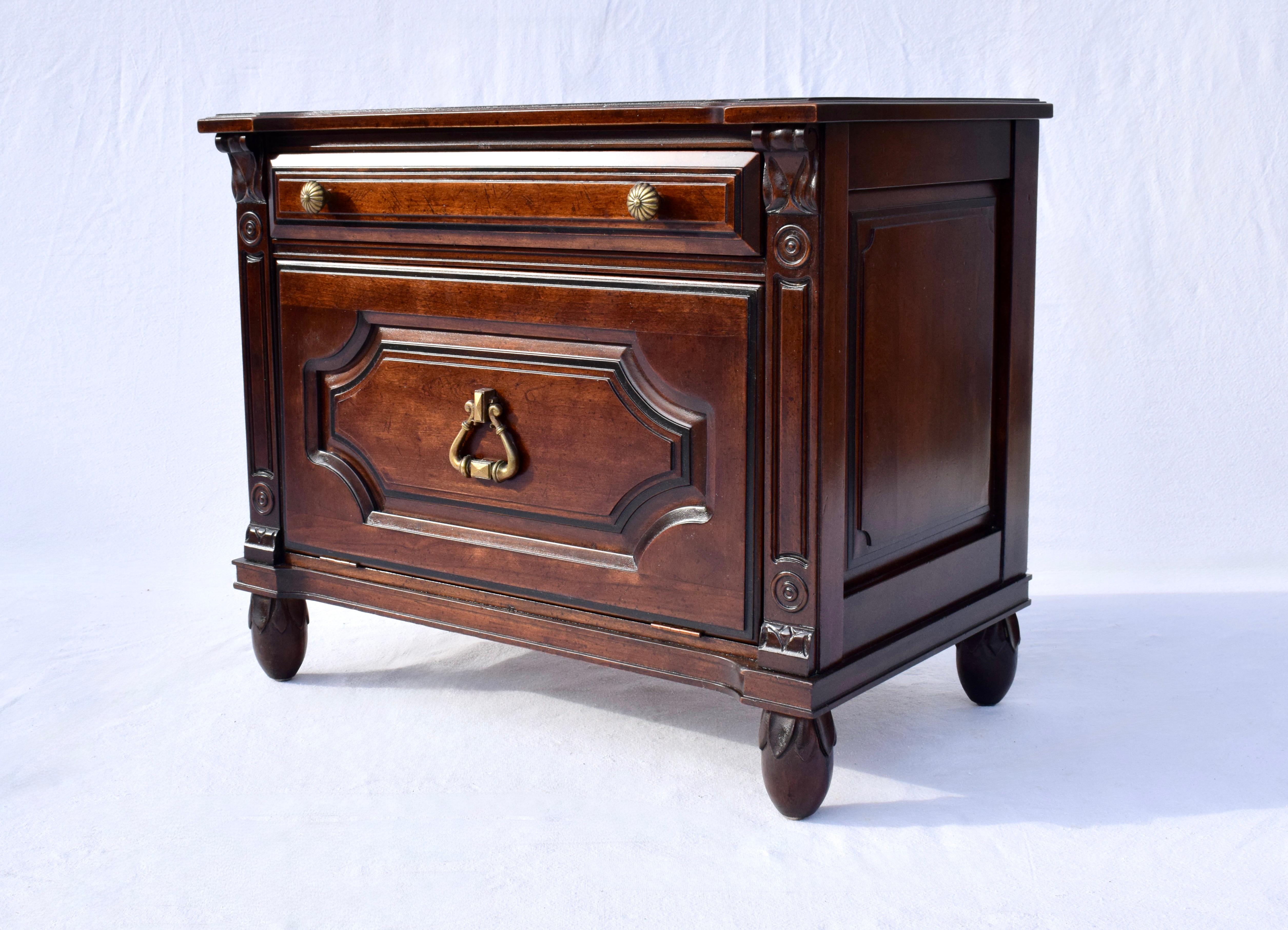 Laiton Tables de nuit en cerisier massif par Davis Cabinet Company en vente