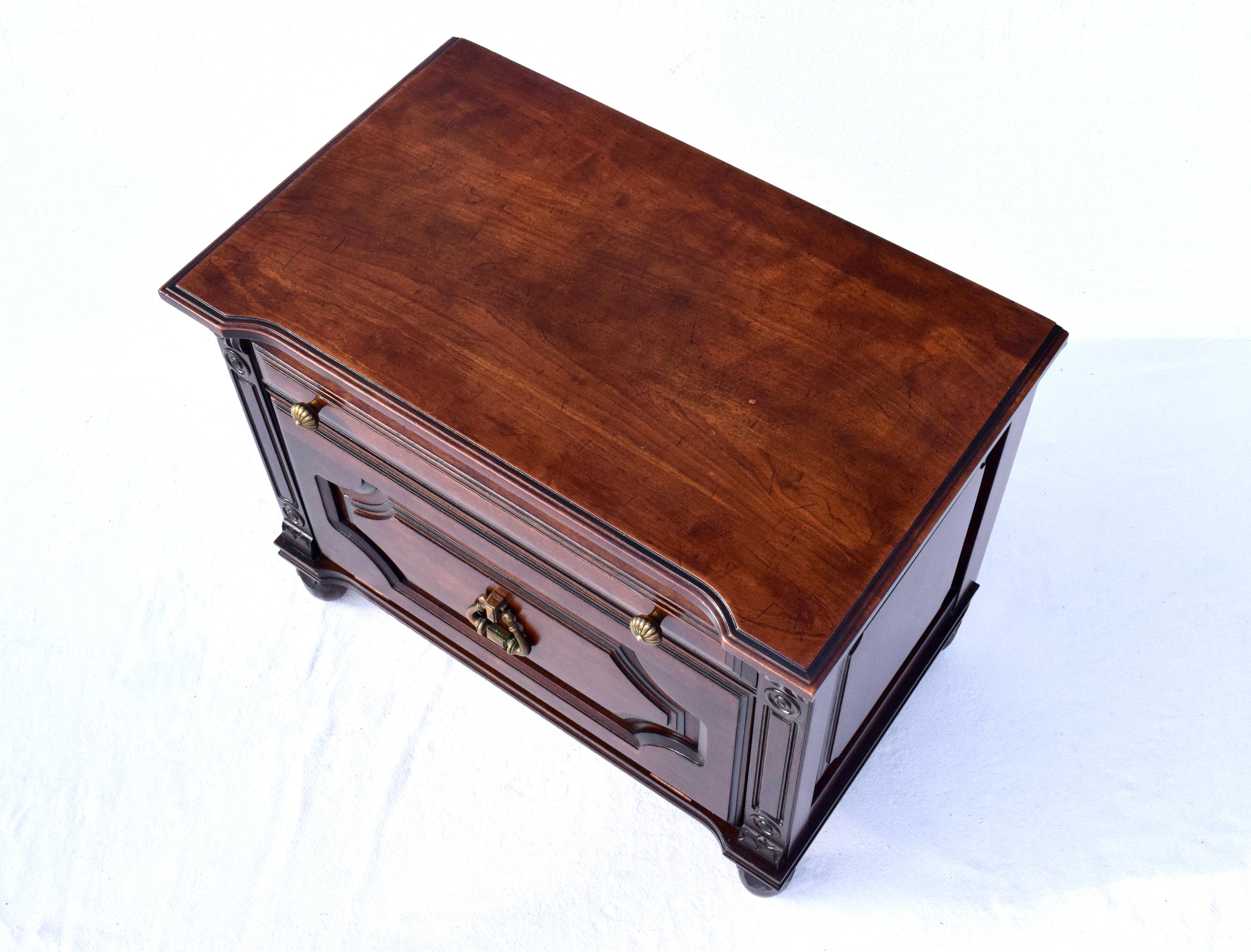 Tables de nuit en cerisier massif par Davis Cabinet Company en vente 1