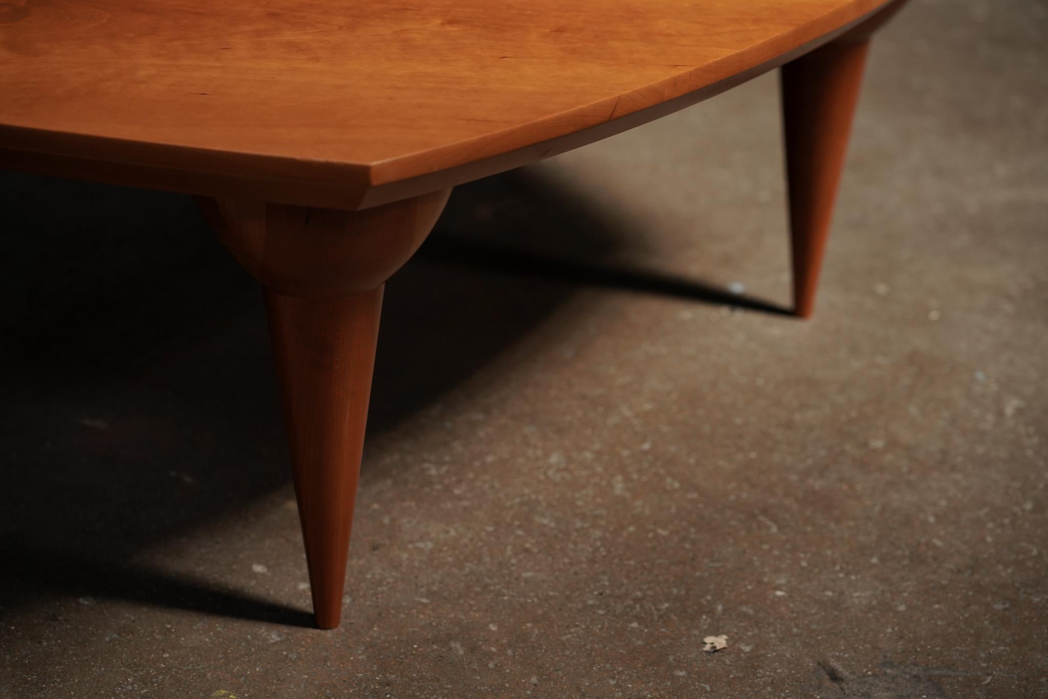 Américain Table basse en cerisier massif en vente