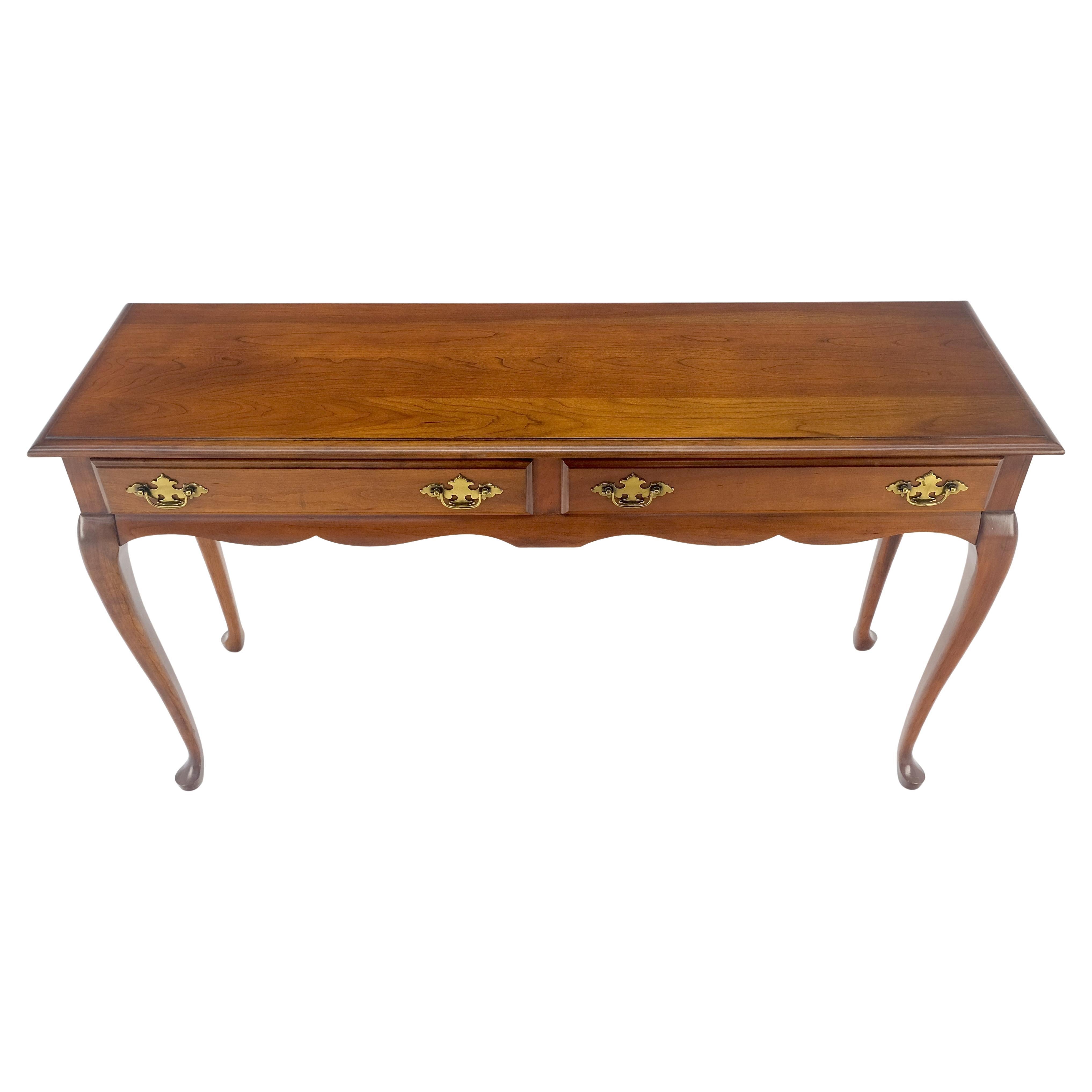 Tavolo consolle a basso profilo in ciliegio massiccio in stile Queen An a due cassetti MINT