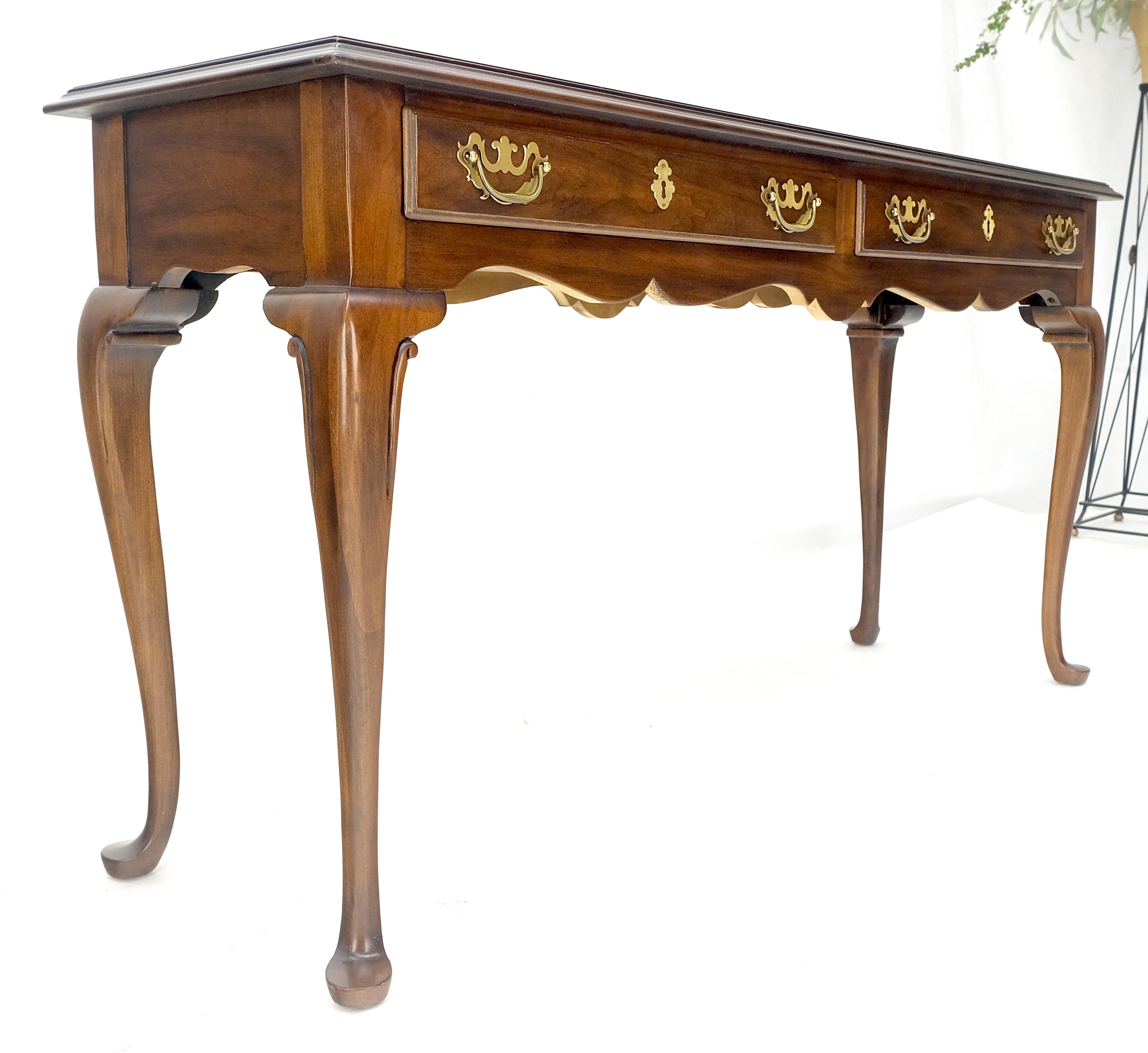Console à deux tiroirs en laiton massif de style Queen Ann avec poignées tombantes en vente 9