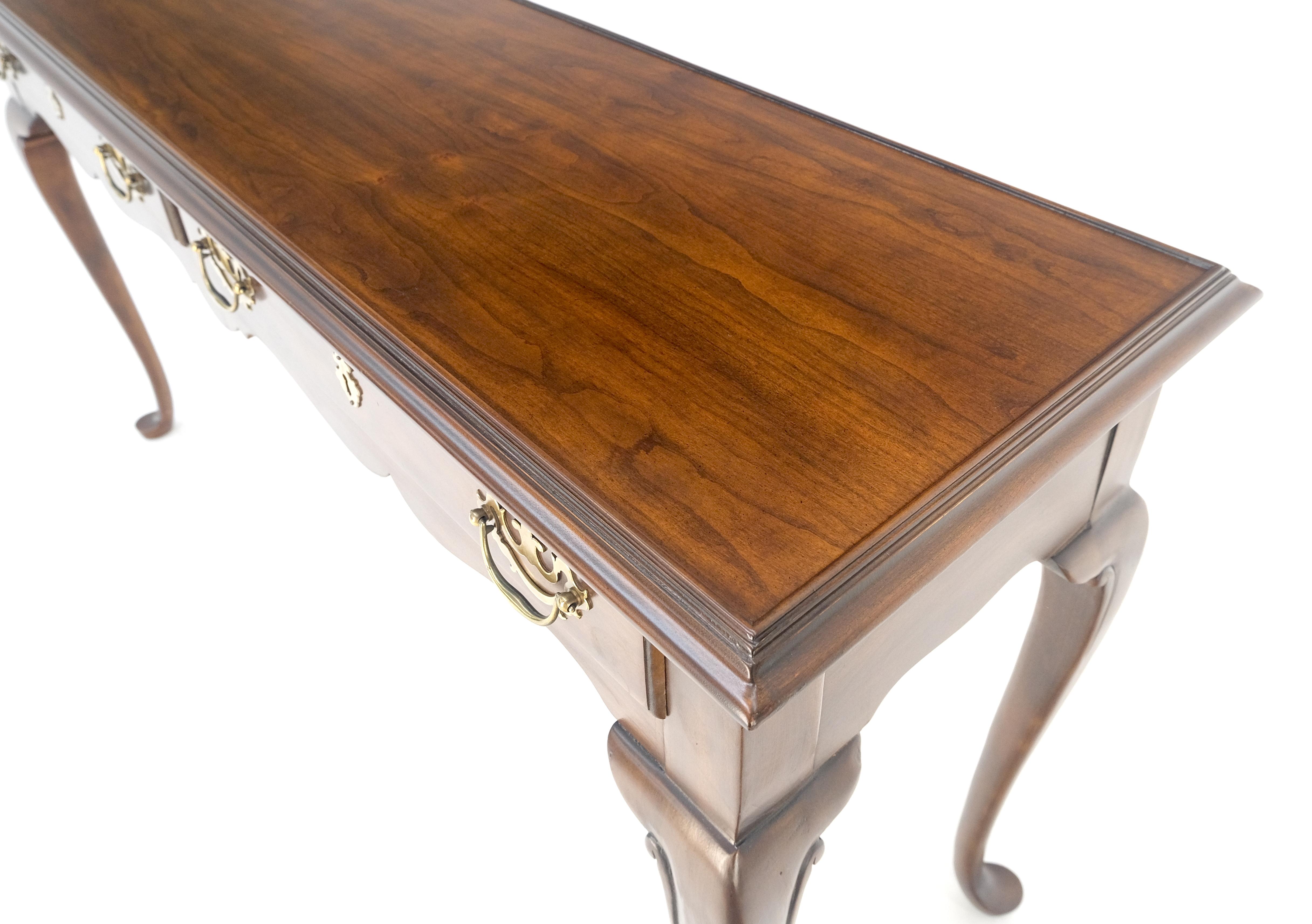 Chippendale Console à deux tiroirs en laiton massif de style Queen Ann avec poignées tombantes en vente