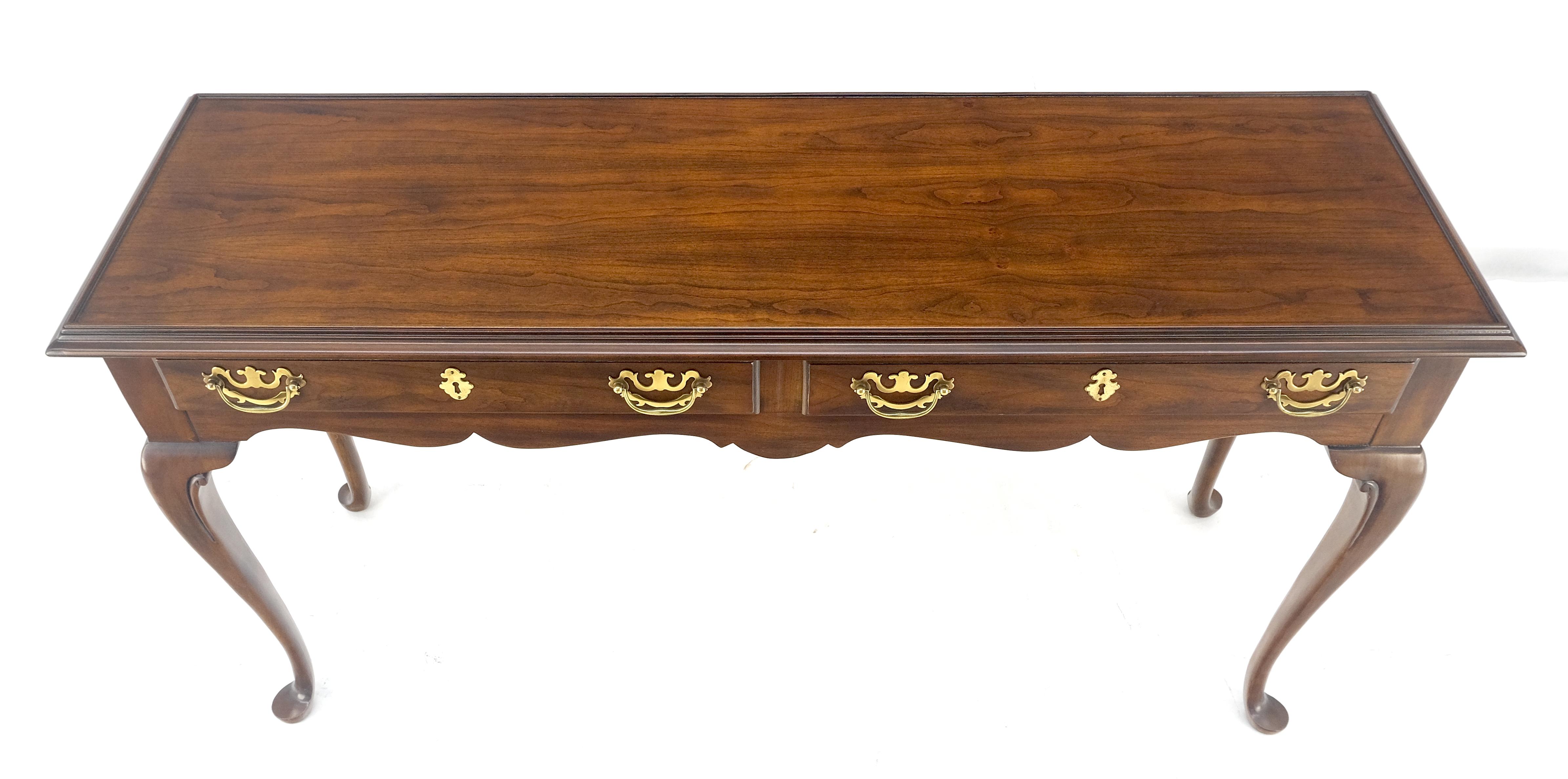 Américain Console à deux tiroirs en laiton massif de style Queen Ann avec poignées tombantes en vente