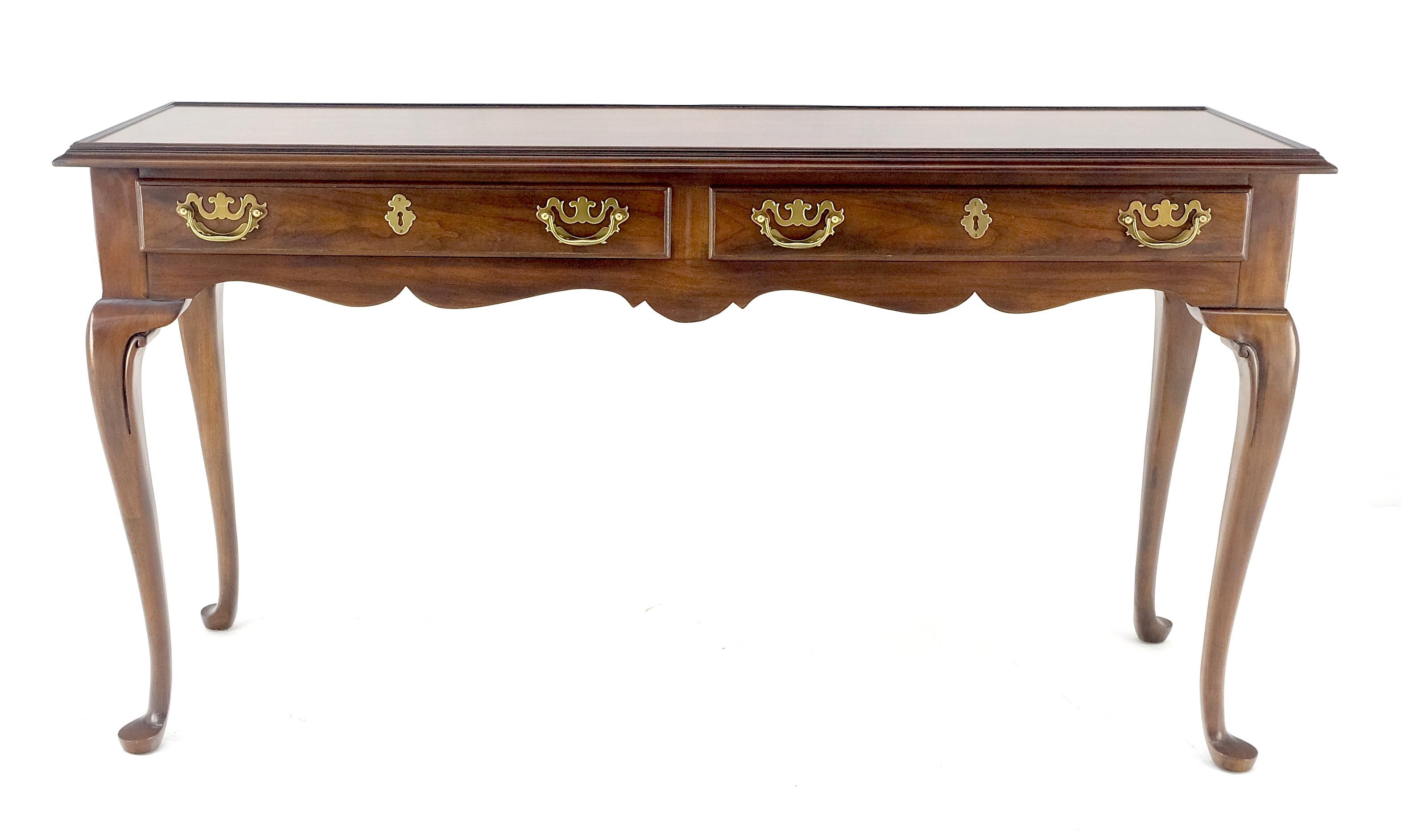 20ième siècle Console à deux tiroirs en laiton massif de style Queen Ann avec poignées tombantes en vente