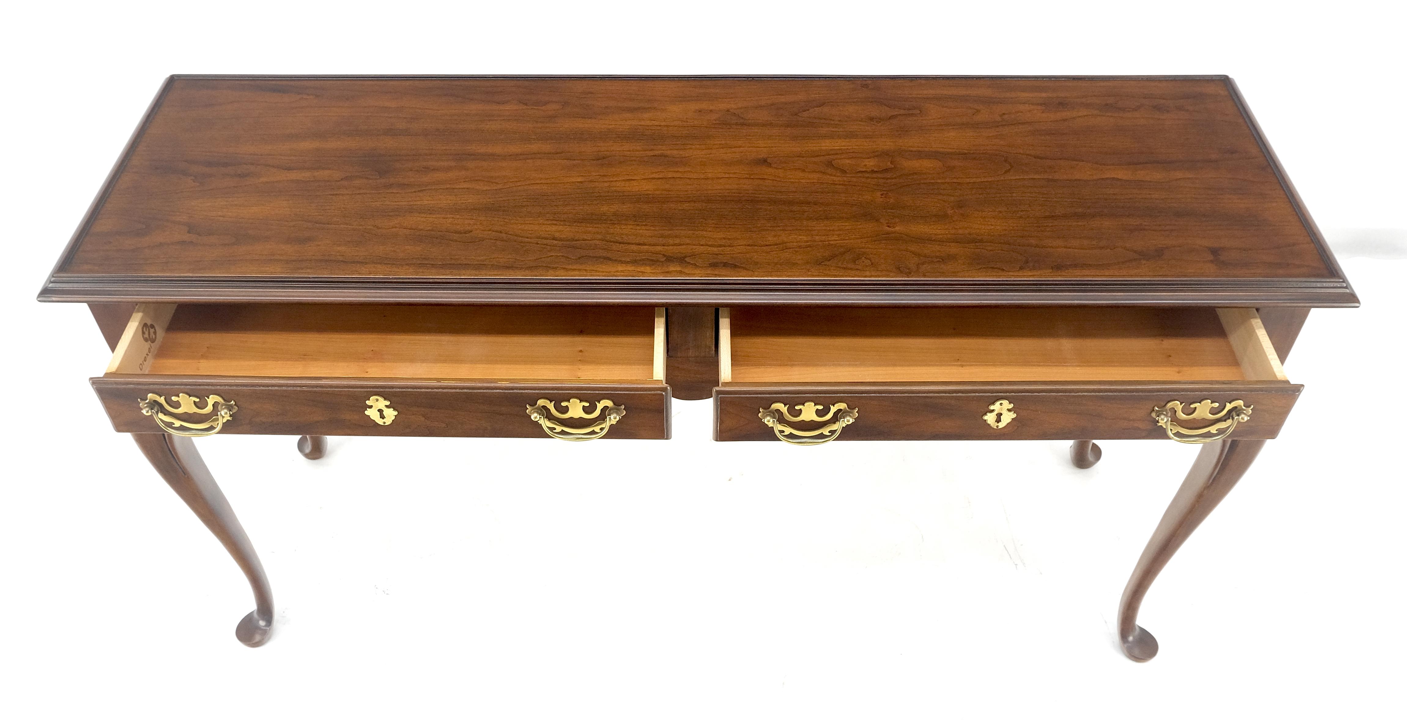 Laiton Console à deux tiroirs en laiton massif de style Queen Ann avec poignées tombantes en vente