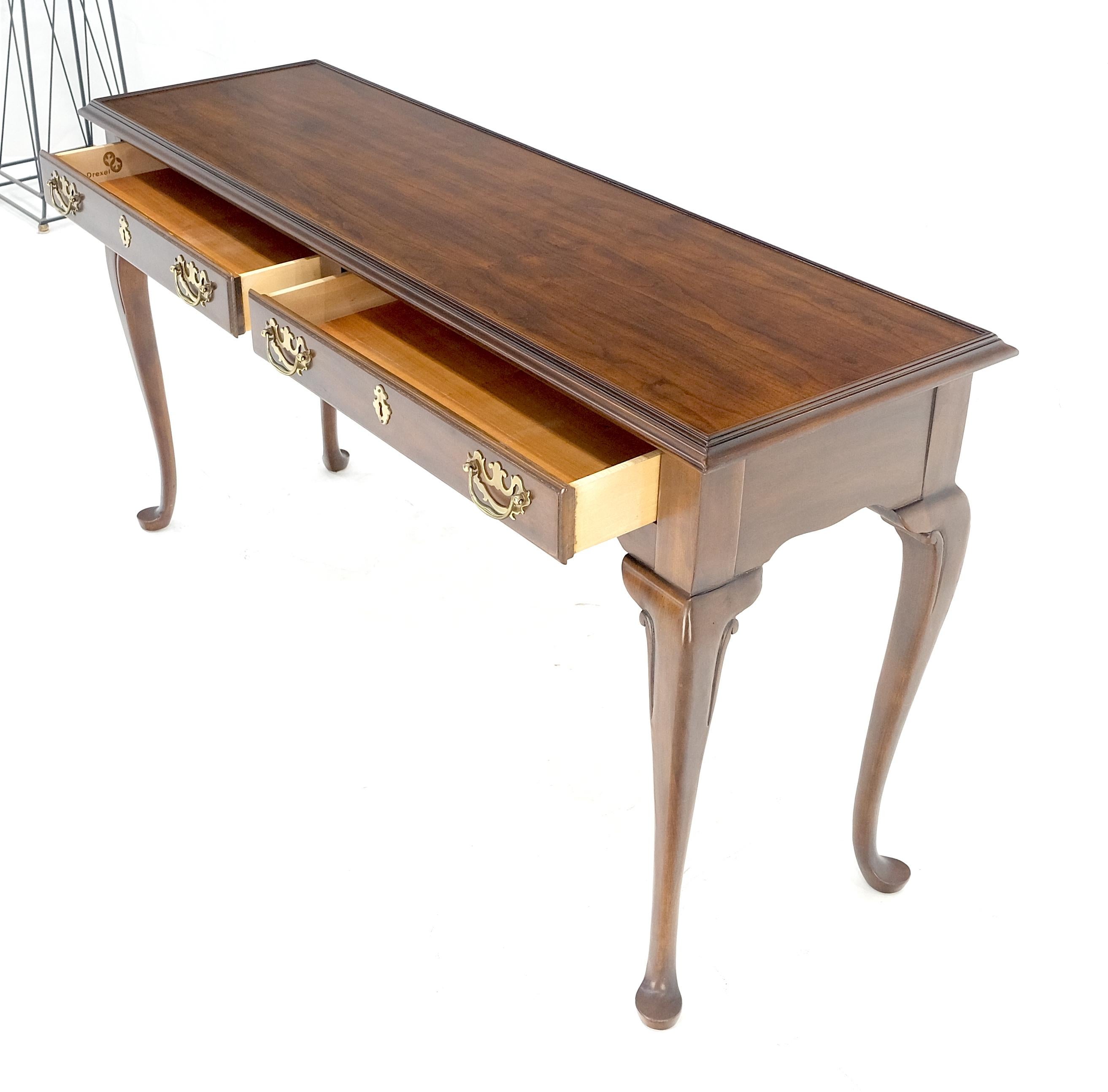 Console à deux tiroirs en laiton massif de style Queen Ann avec poignées tombantes en vente 1