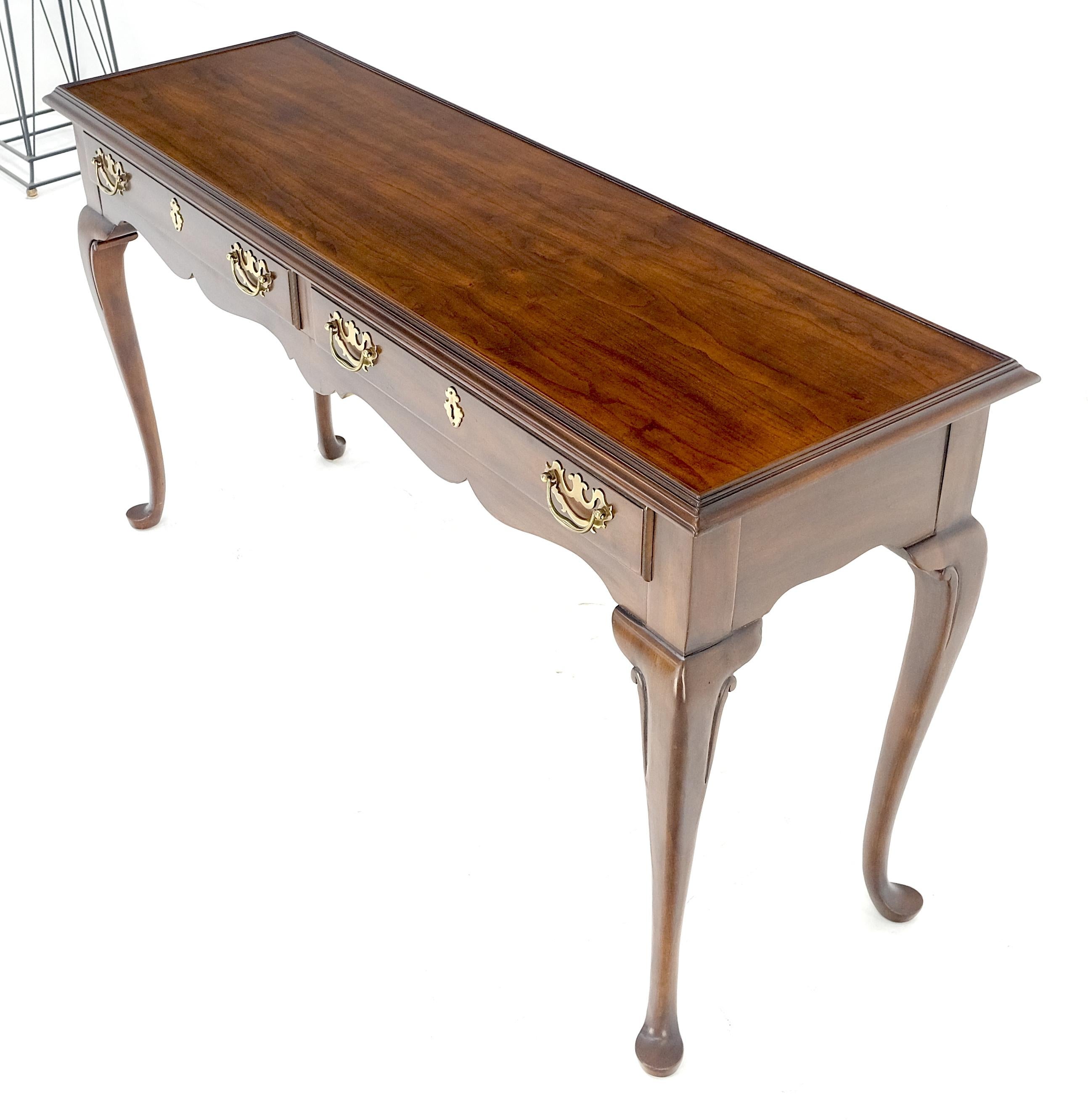 Console à deux tiroirs en laiton massif de style Queen Ann avec poignées tombantes en vente 2