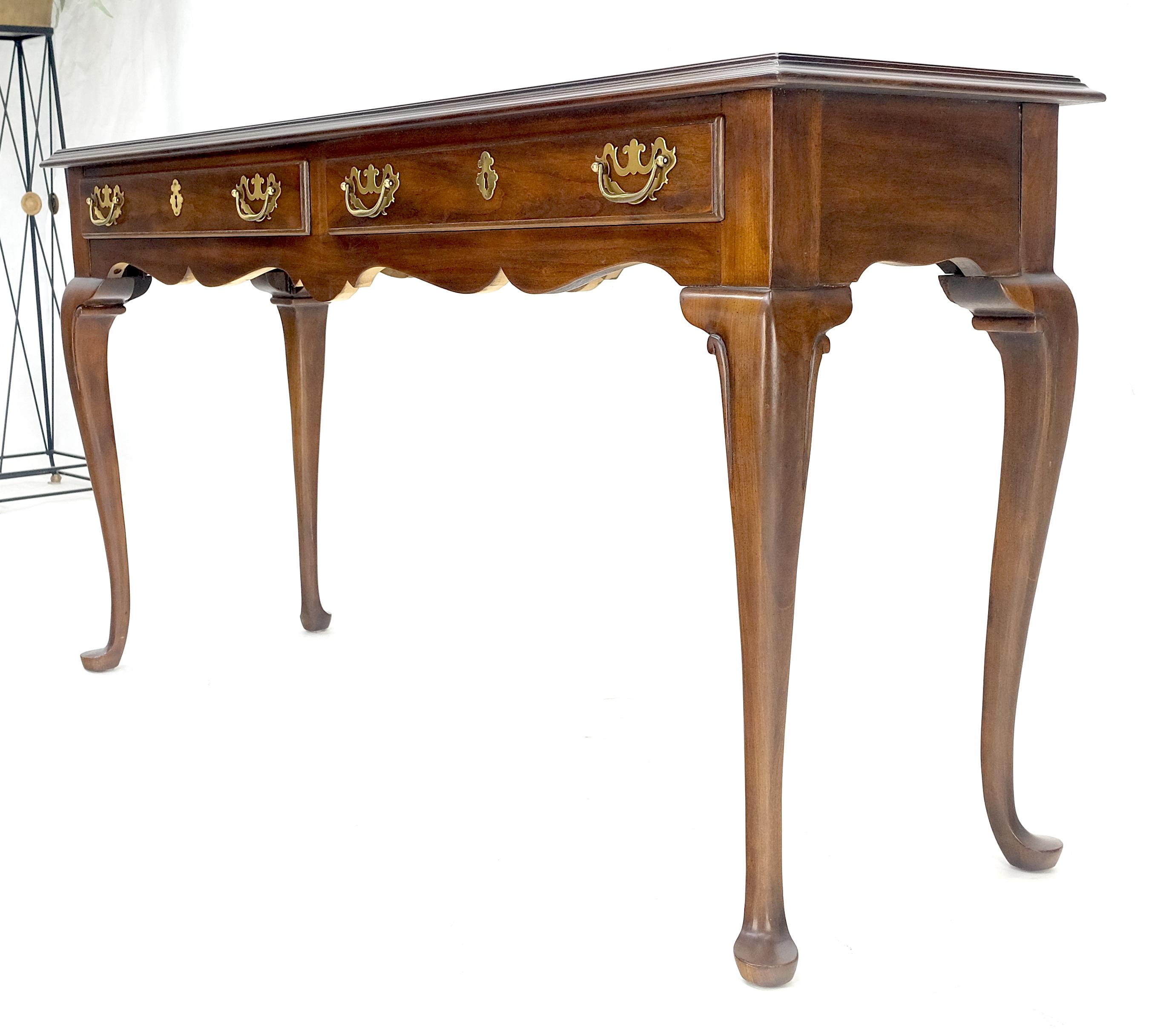 Console à deux tiroirs en laiton massif de style Queen Ann avec poignées tombantes en vente 3