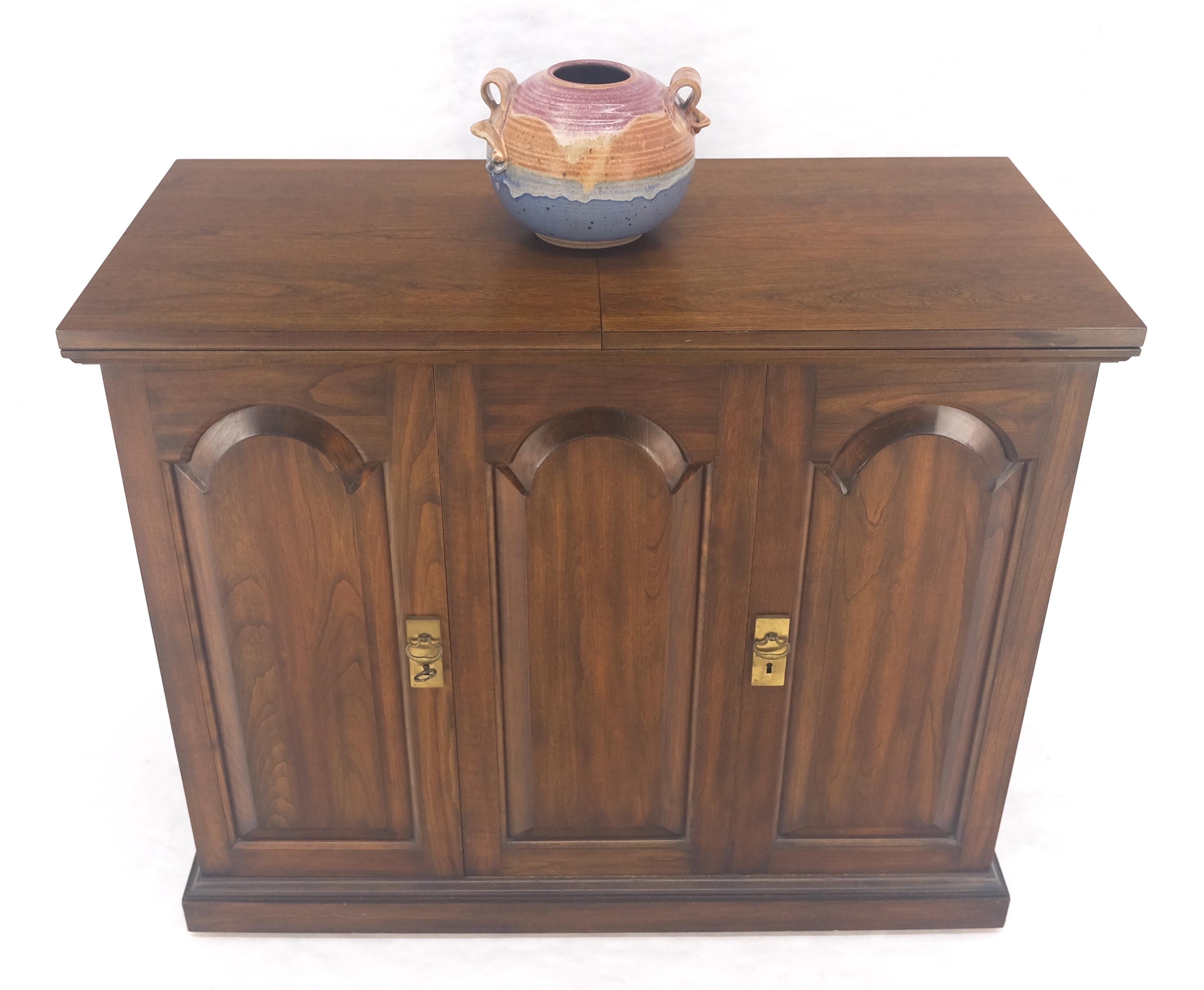 Solid Cherry Raised Panel Doors Liquor Bar Serving Flip Top Cabinet MINT In Good Condition For Sale In Rockaway, NJ