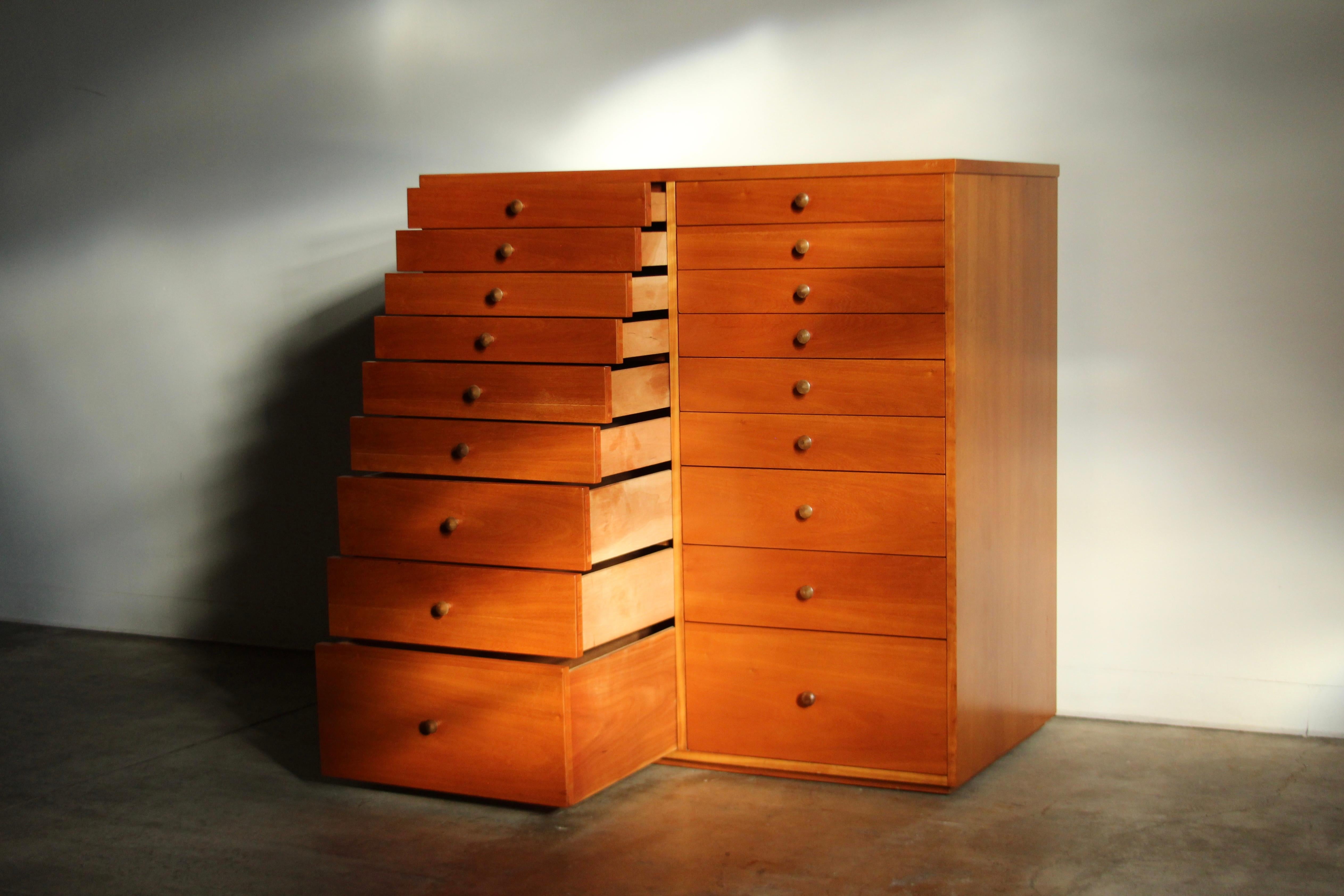 Coffre à 18 tiroirs en merisier massif de Sir Terence Conran pour Benchmark Furniture 5