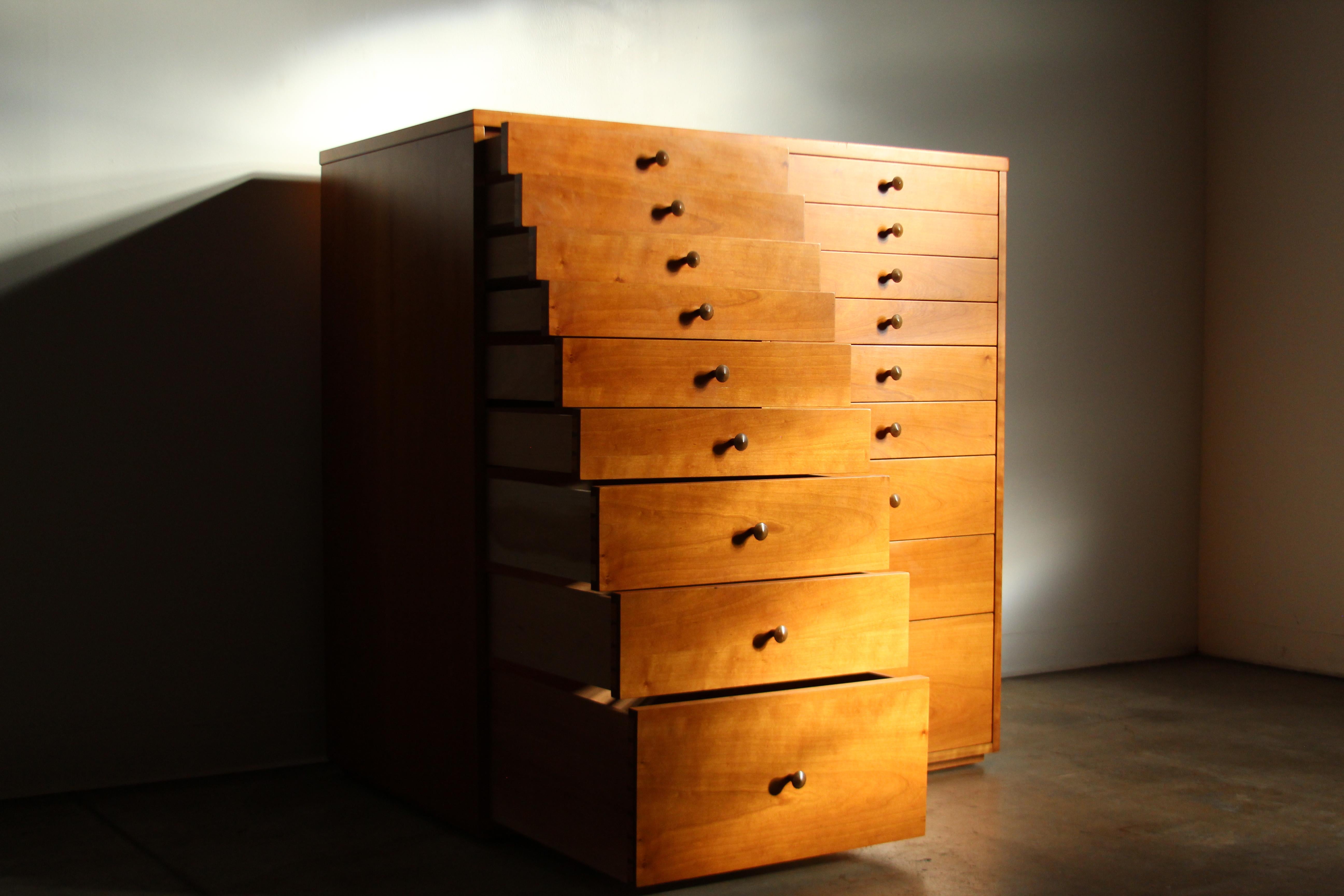 Coffre à 18 tiroirs en merisier massif de Sir Terence Conran pour Benchmark Furniture 6