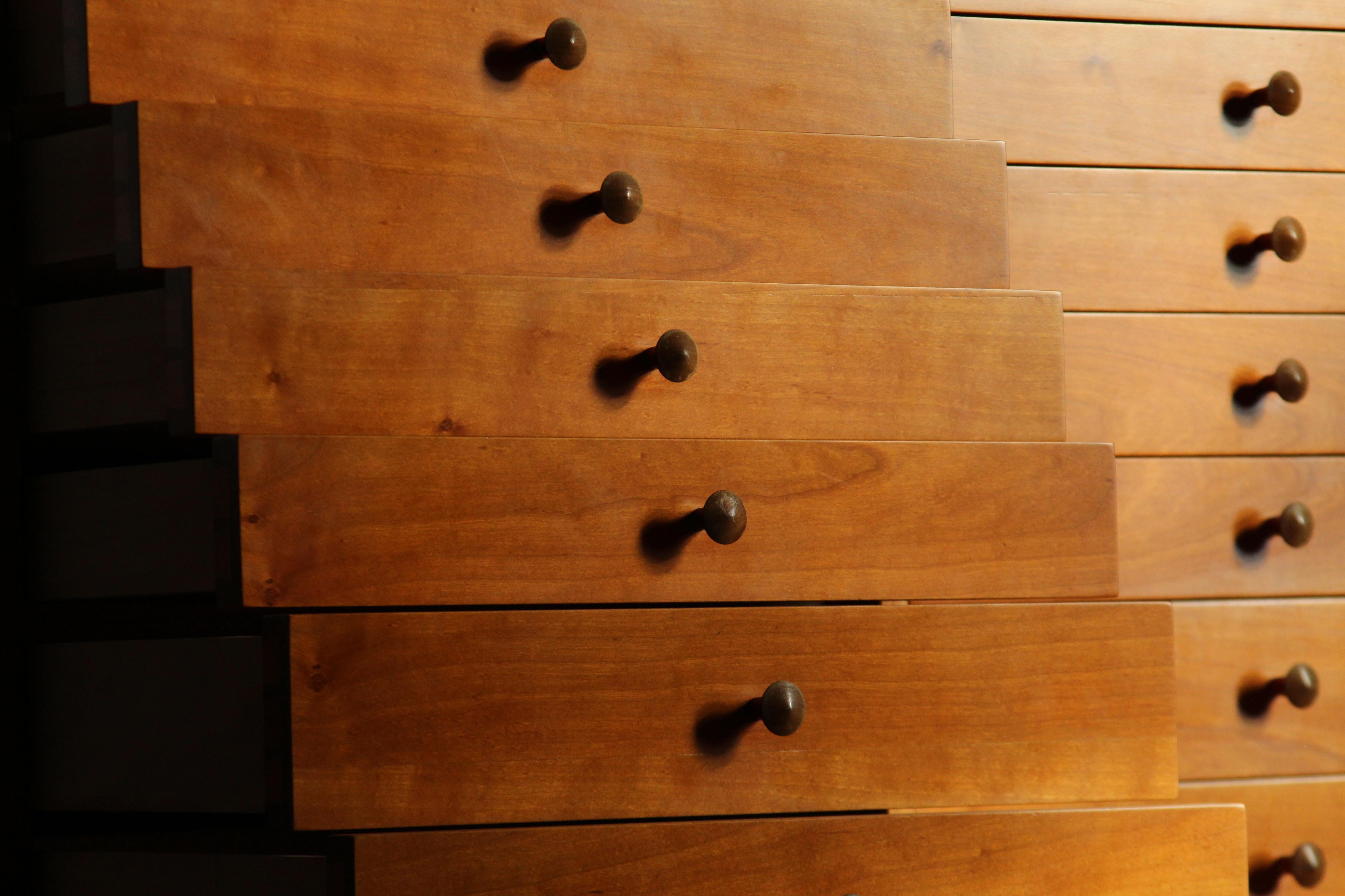 Coffre à 18 tiroirs en merisier massif de Sir Terence Conran pour Benchmark Furniture 7