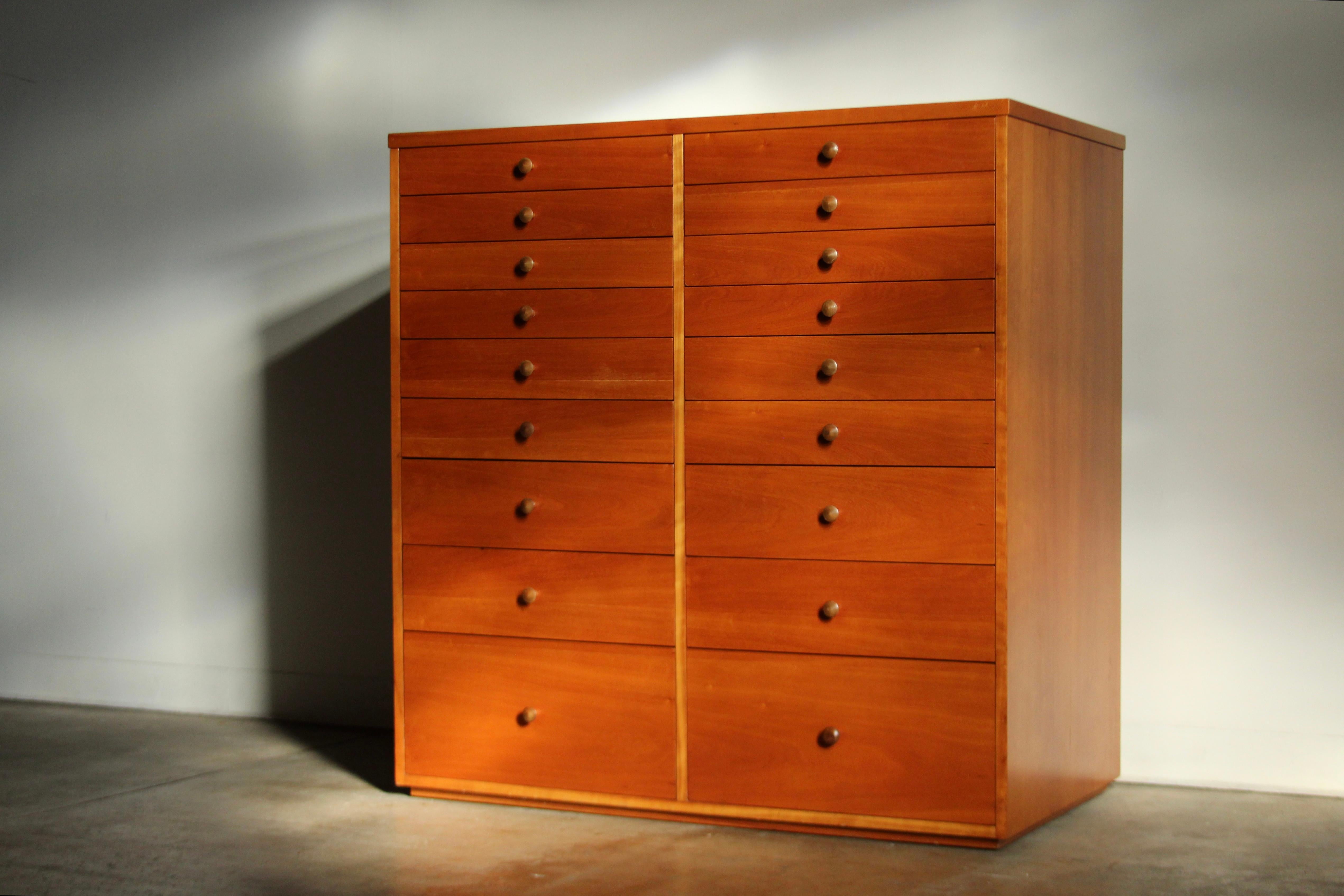 Un rare coffre de collection en merisier conçu par Sir Terence Conran exclusivement pour Lady Conran, fabriqué par Benchmark Furniture dans les années 2000. Cette pièce substantielle et incroyablement solide comporte 18 tiroirs gradués avec des