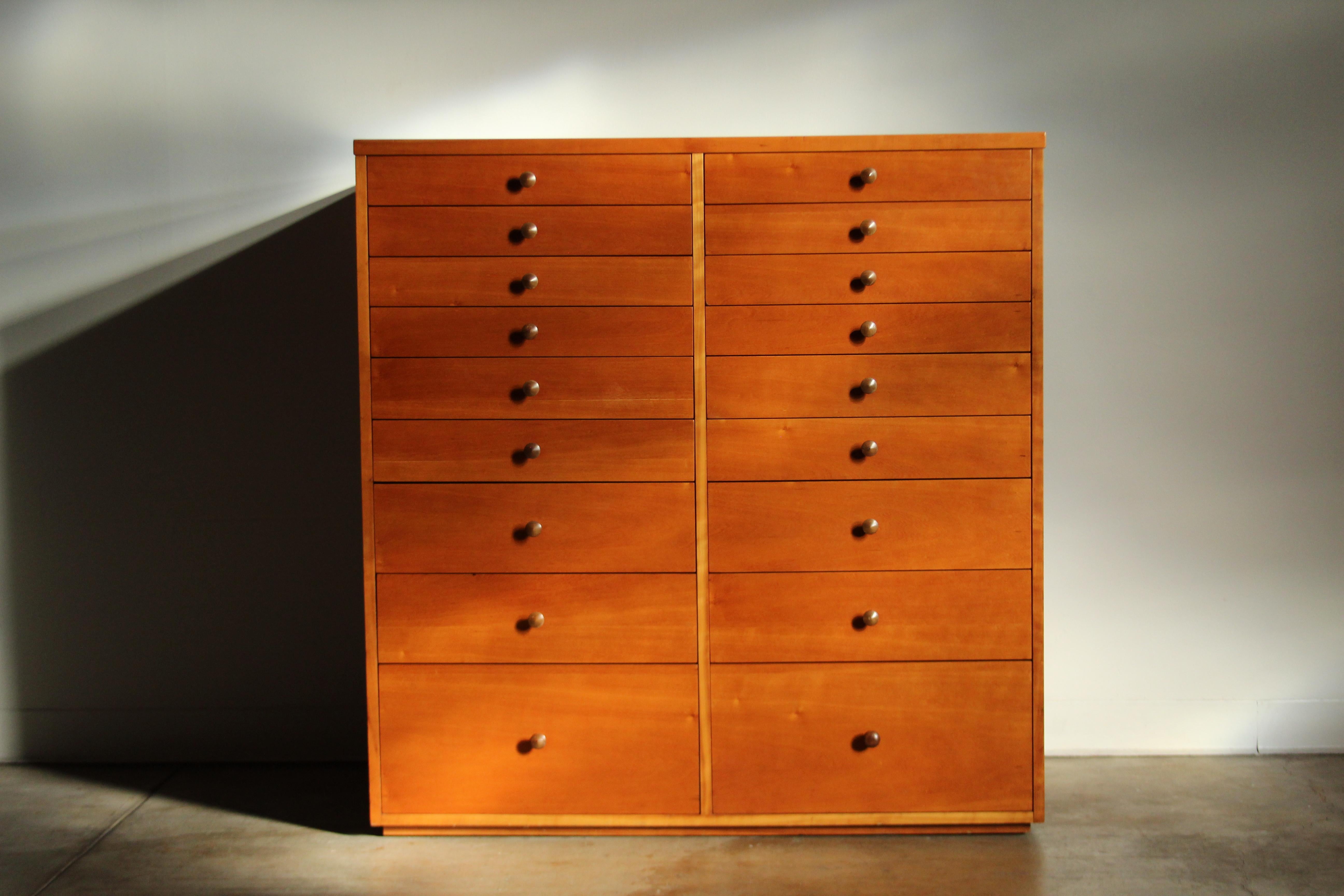 Art pot à épices Coffre à 18 tiroirs en merisier massif de Sir Terence Conran pour Benchmark Furniture