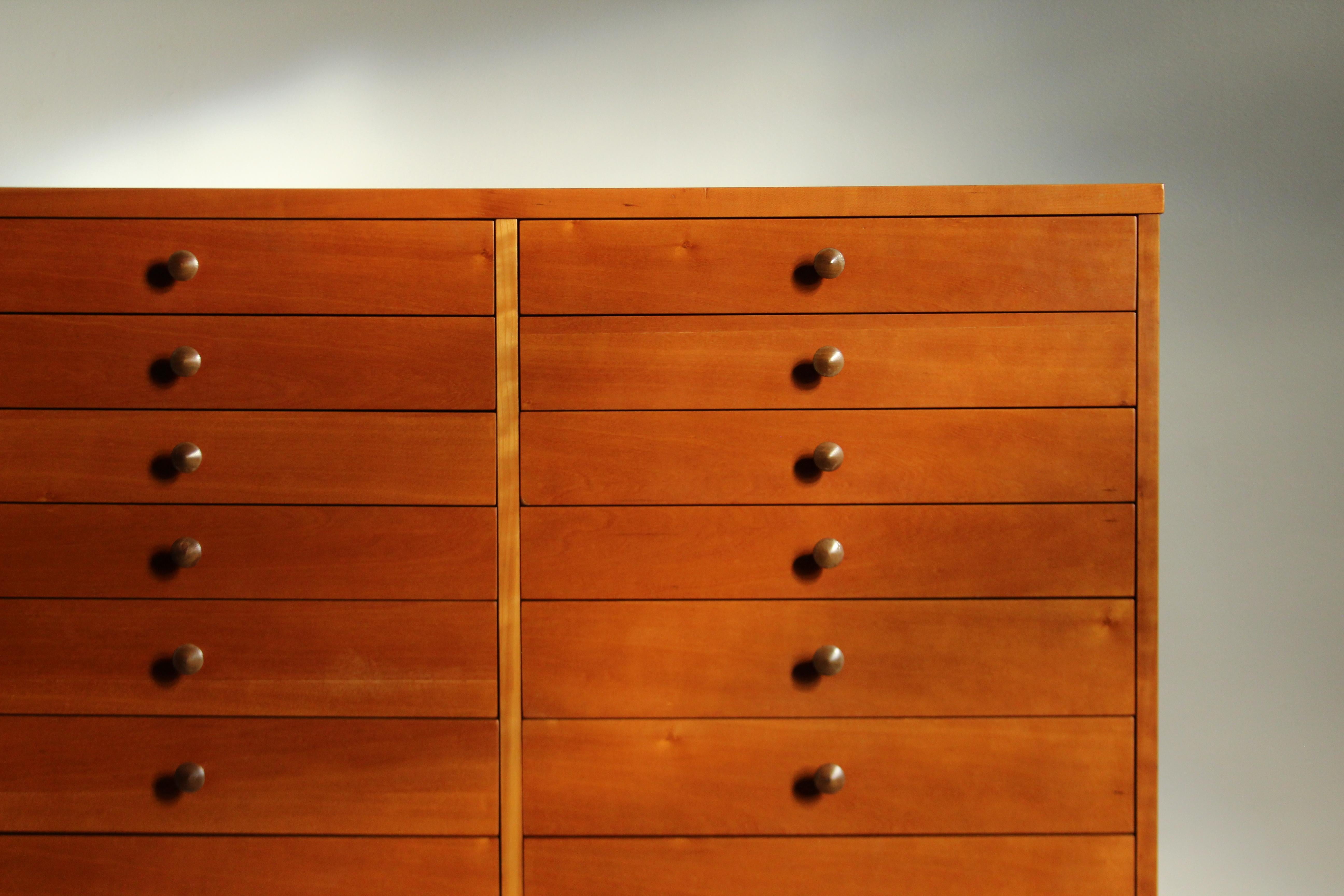 Britannique Coffre à 18 tiroirs en merisier massif de Sir Terence Conran pour Benchmark Furniture