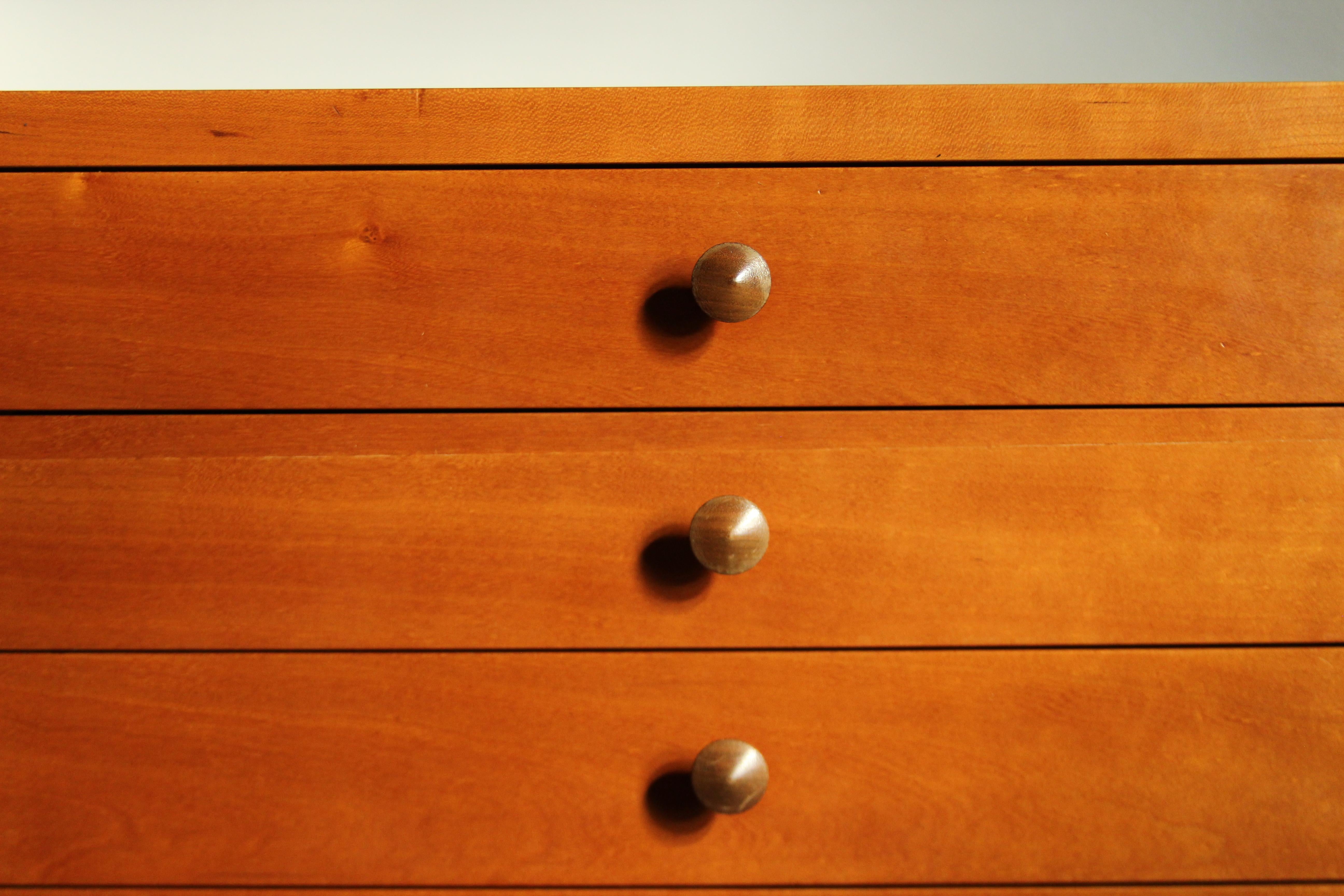 Coffre à 18 tiroirs en merisier massif de Sir Terence Conran pour Benchmark Furniture Bon état à Coronado, CA