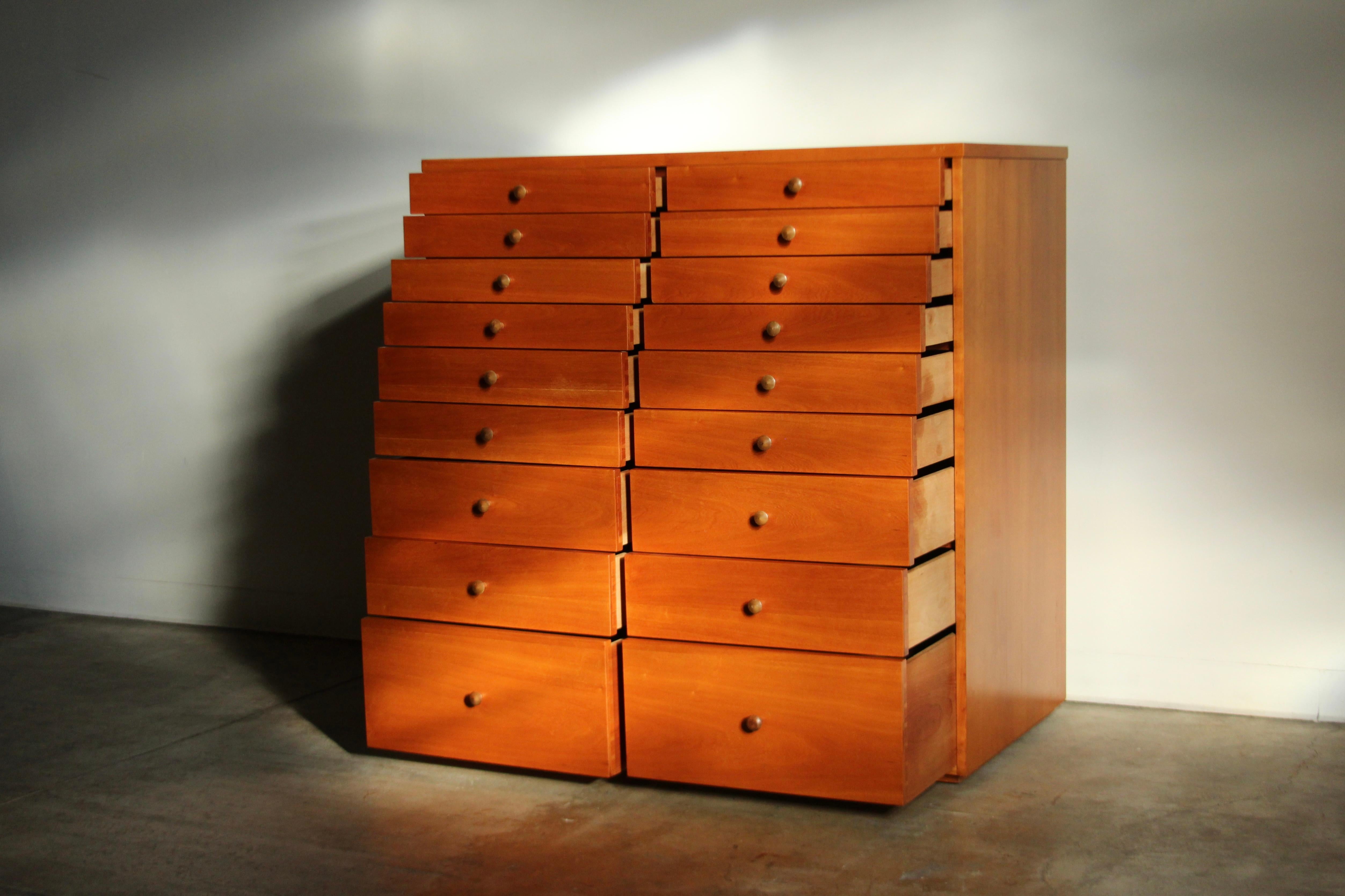 Coffre à 18 tiroirs en merisier massif de Sir Terence Conran pour Benchmark Furniture 2