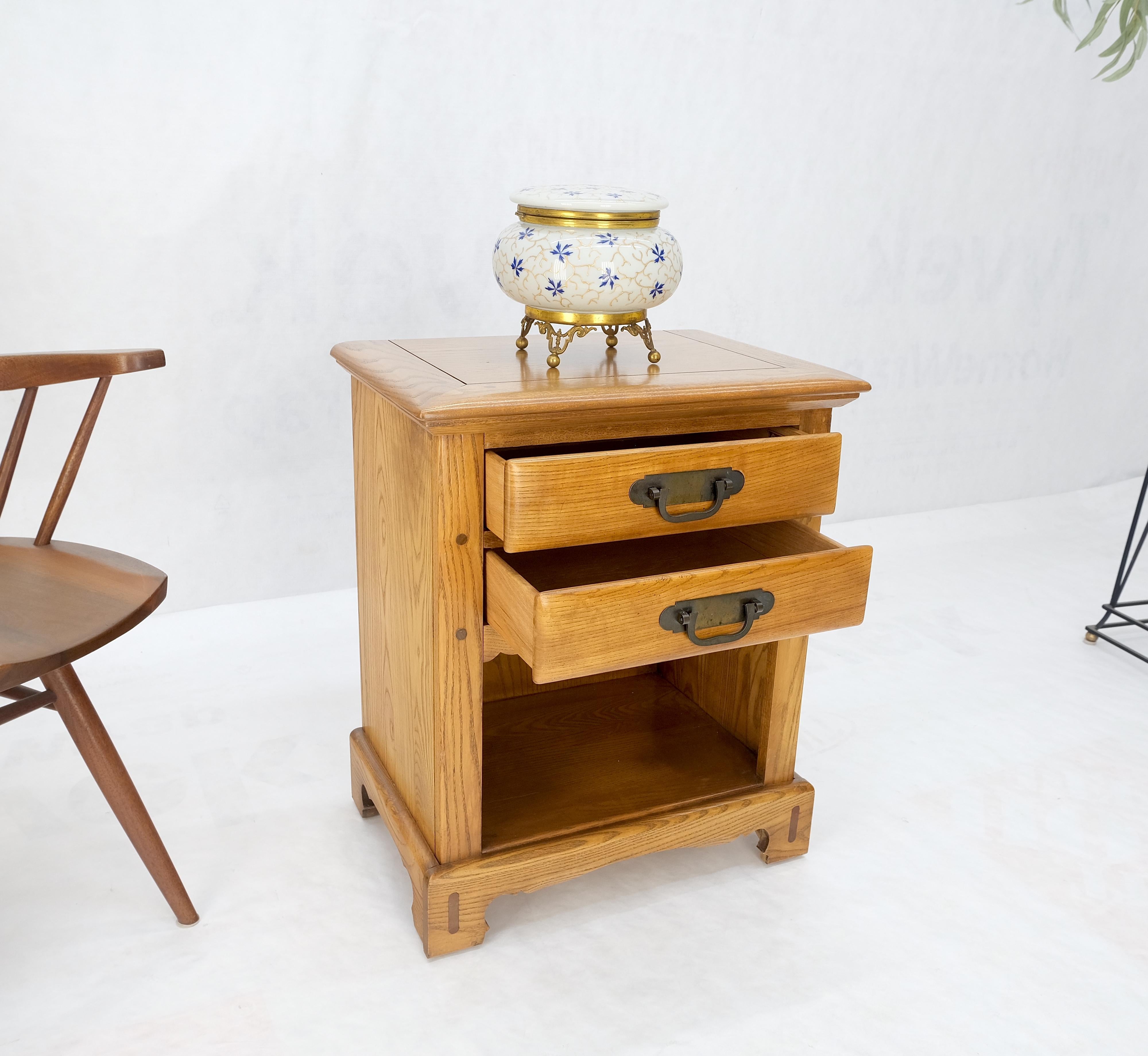 Tavolo Comodini in legno massiccio di castagno a 2 cassetti con incastro a pioli con finitura ambra miele MINT in vendita 3