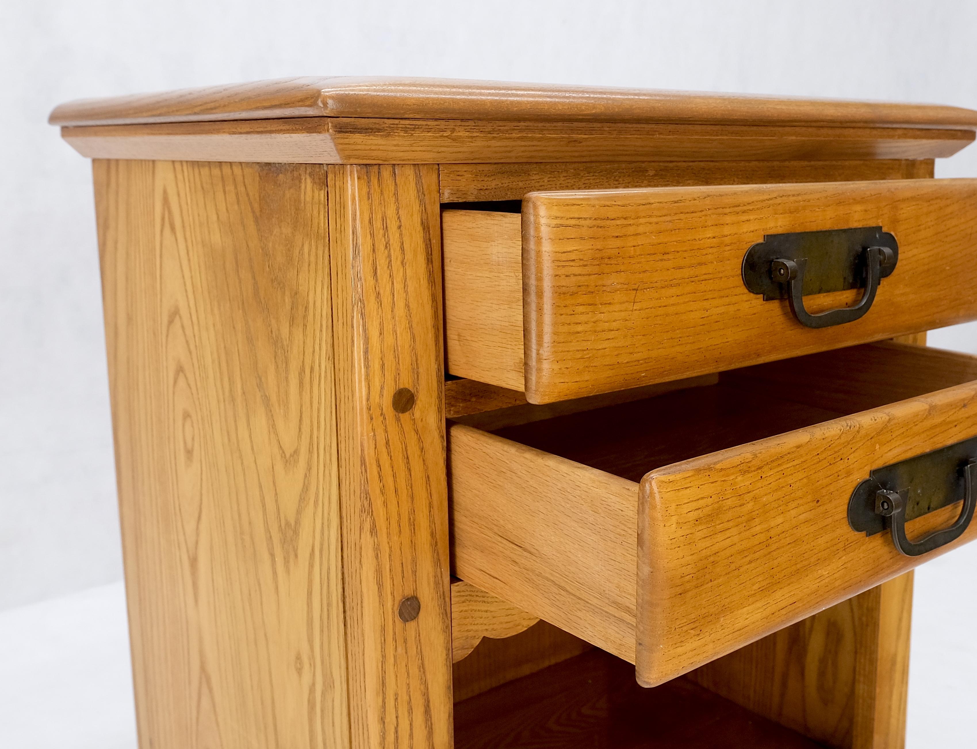 Mid-Century moderno Tavolo Comodini in legno massiccio di castagno a 2 cassetti con incastro a pioli con finitura ambra miele MINT in vendita
