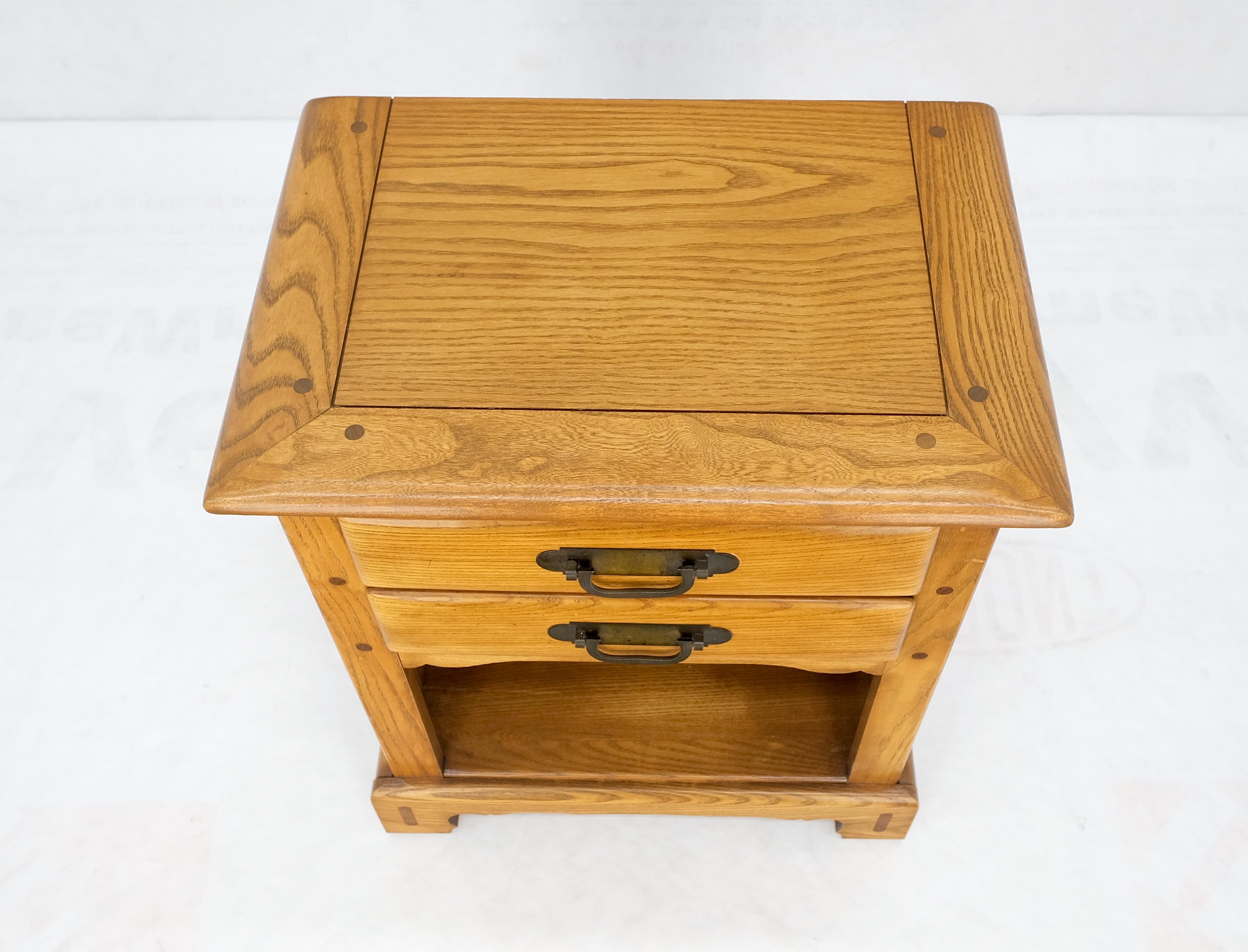 20th Century Solid Chestnut 2 Drawers Pegged Joint Honey Amber Finish Night Stands Table MINT For Sale