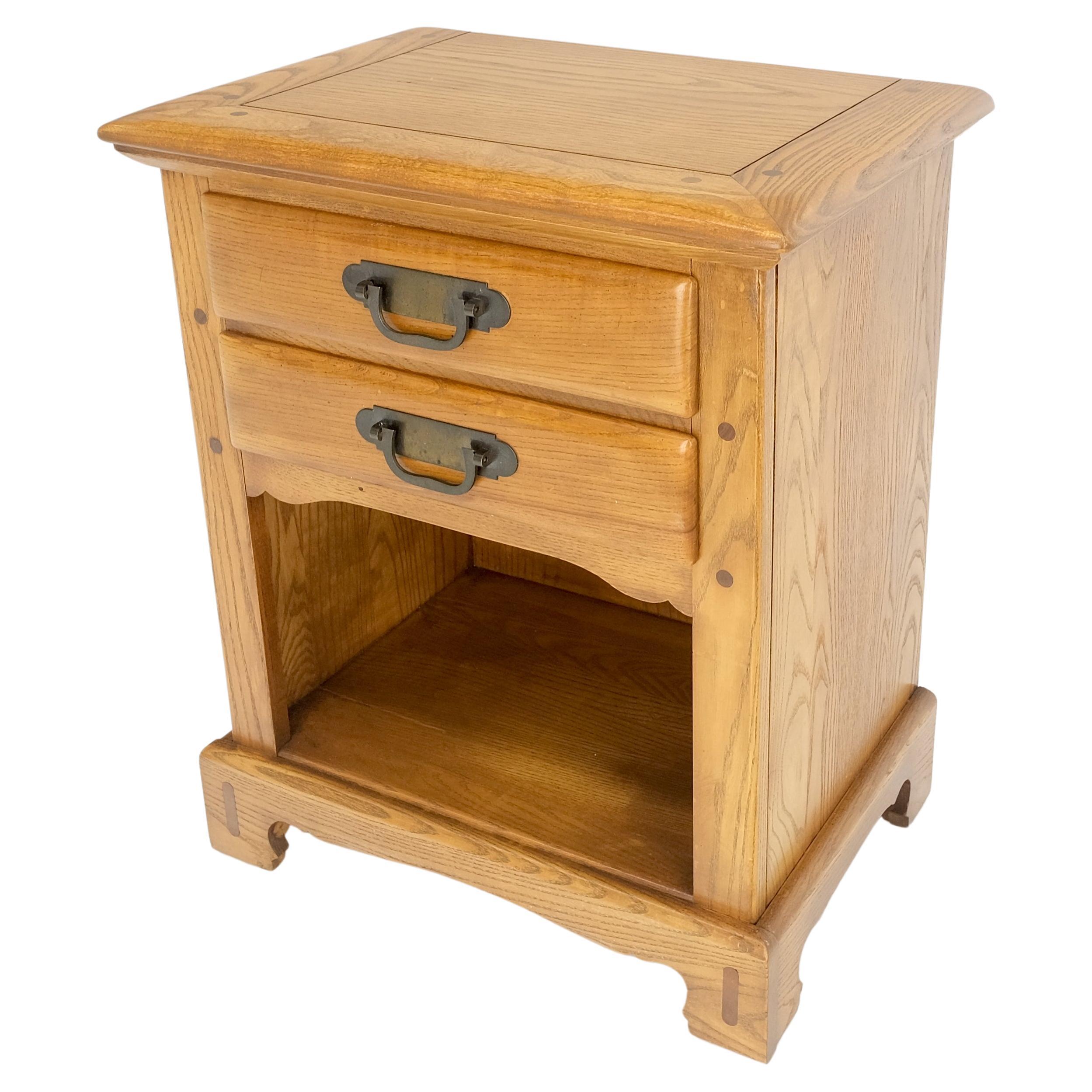 Solid Chestnut 2 Drawers Pegged Joint Honey Amber Finish Night Stands Table MINT For Sale