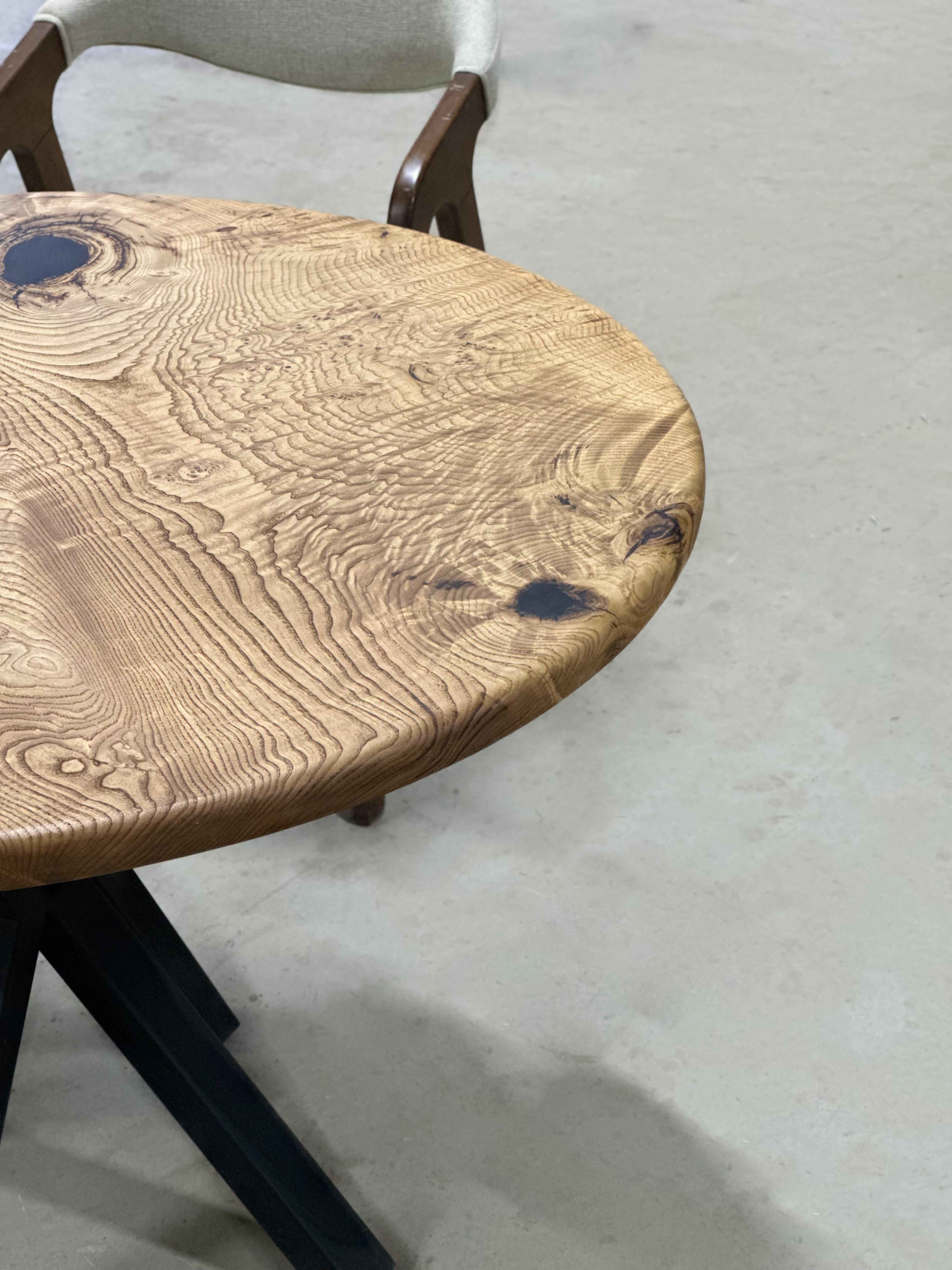 Table à manger ronde en châtaignier 

Cette table est fabriquée en bois de châtaignier vieux de 500 ans. Les veines et la texture du bois décrivent l'aspect d'un bois de châtaignier naturel.
Elle peut être utilisée comme table de salle à manger ou