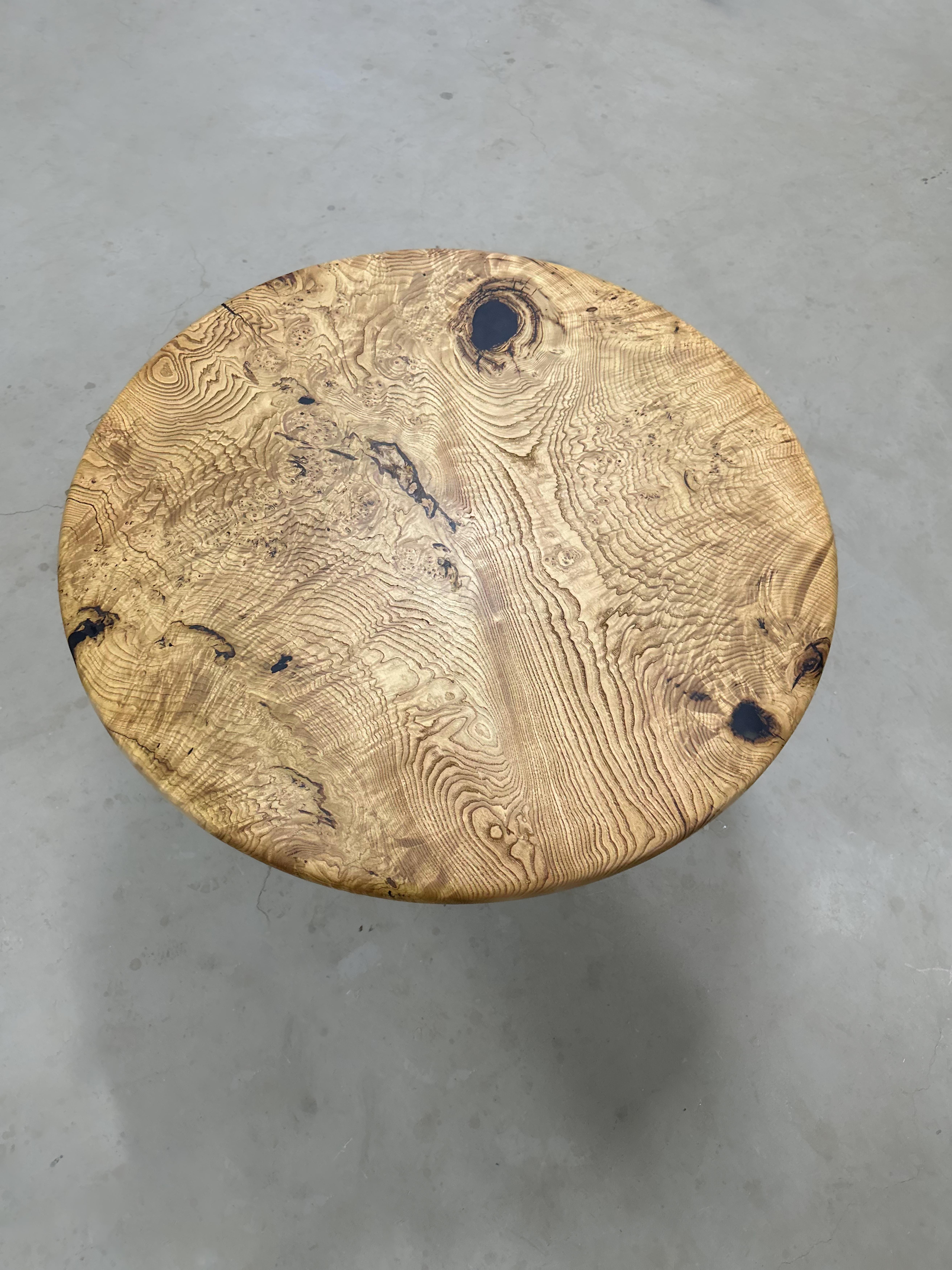 Turc Table de salle à manger ronde en bois de châtaignier massif en vente
