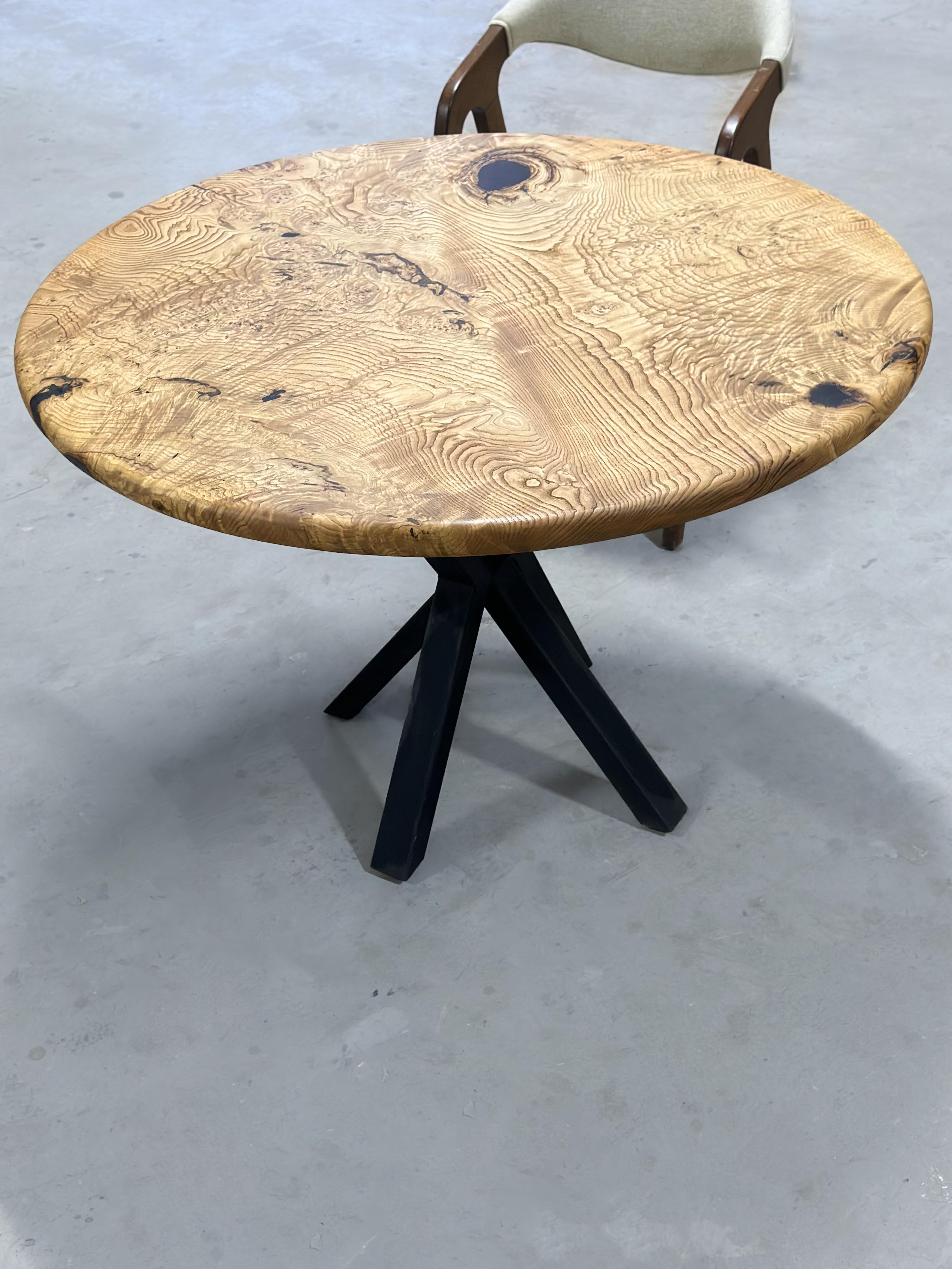 Brossé Table de salle à manger ronde en bois de châtaignier massif en vente