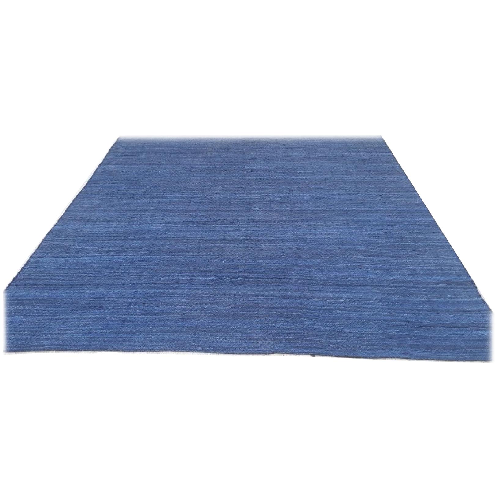 Moderner Flachgewebter handgewebter Teppich aus massivem Denim-blauem Wildleder (Organische Moderne)