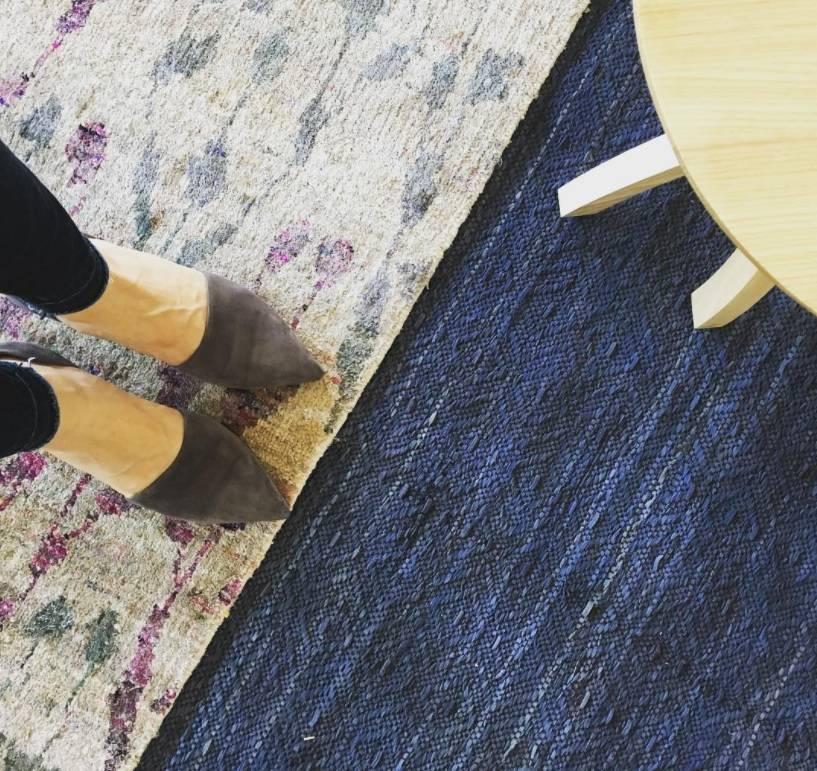 Moderner Flachgewebter handgewebter Teppich aus massivem Denim-blauem Wildleder (Indisch)