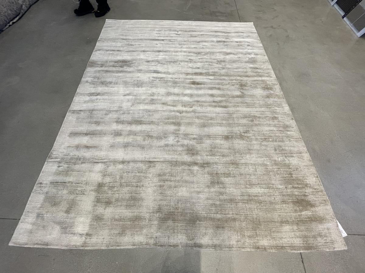 Dieser seidig glänzende Teppich aus Indien ist ein zeitloses Stück, das jedem Raum Charakter und Wärme verleiht. Dieser mit traditionellen Techniken handgefertigte Teppich zeichnet sich durch sein edles MATERIAL und seinen Luxus aus. Sein